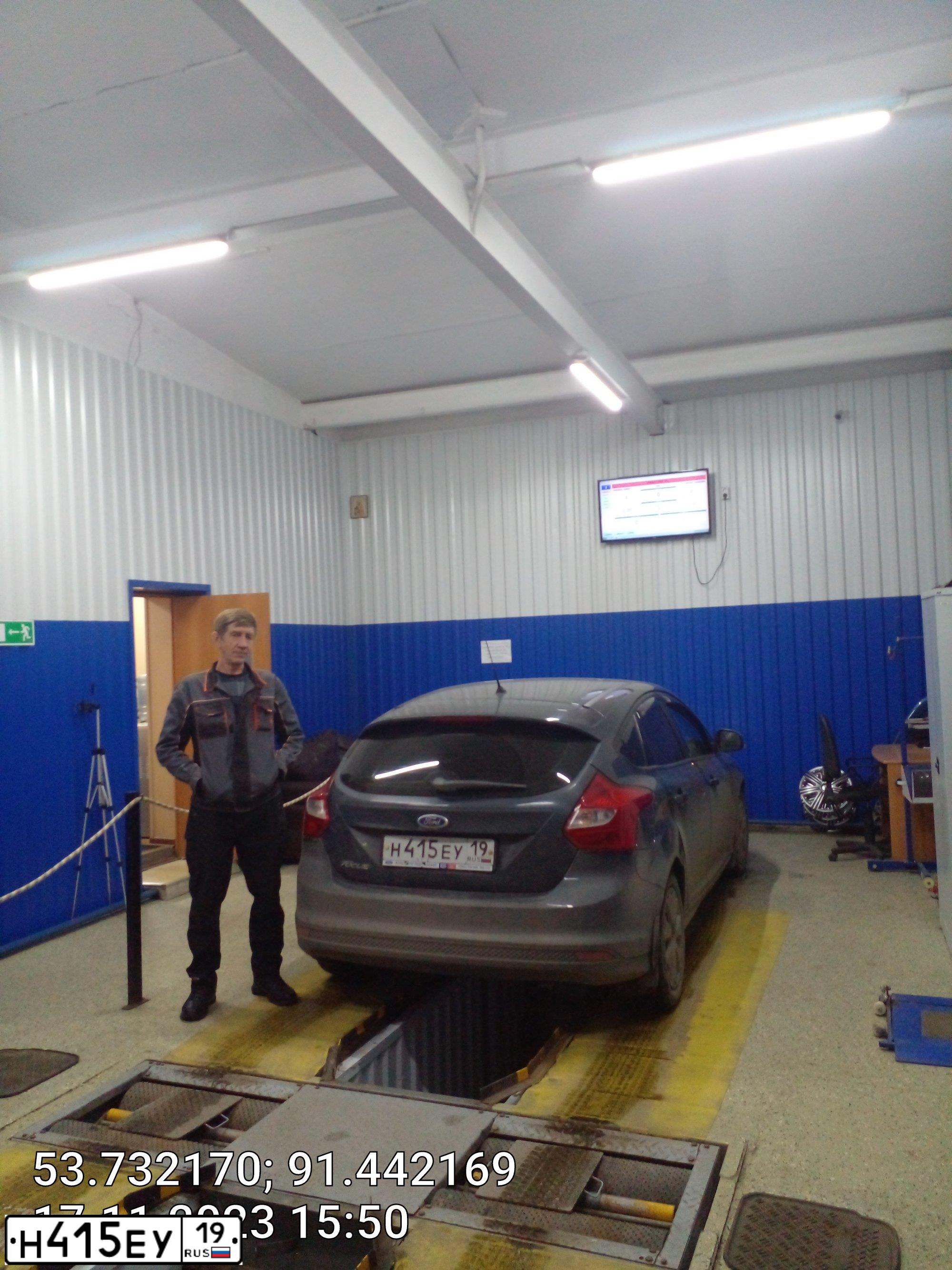 Фото автомобиля FORD FOCUS, 2012 — госномер Н415ЕУ19. Цвет: ТЕМНО-СЕРЫЙ