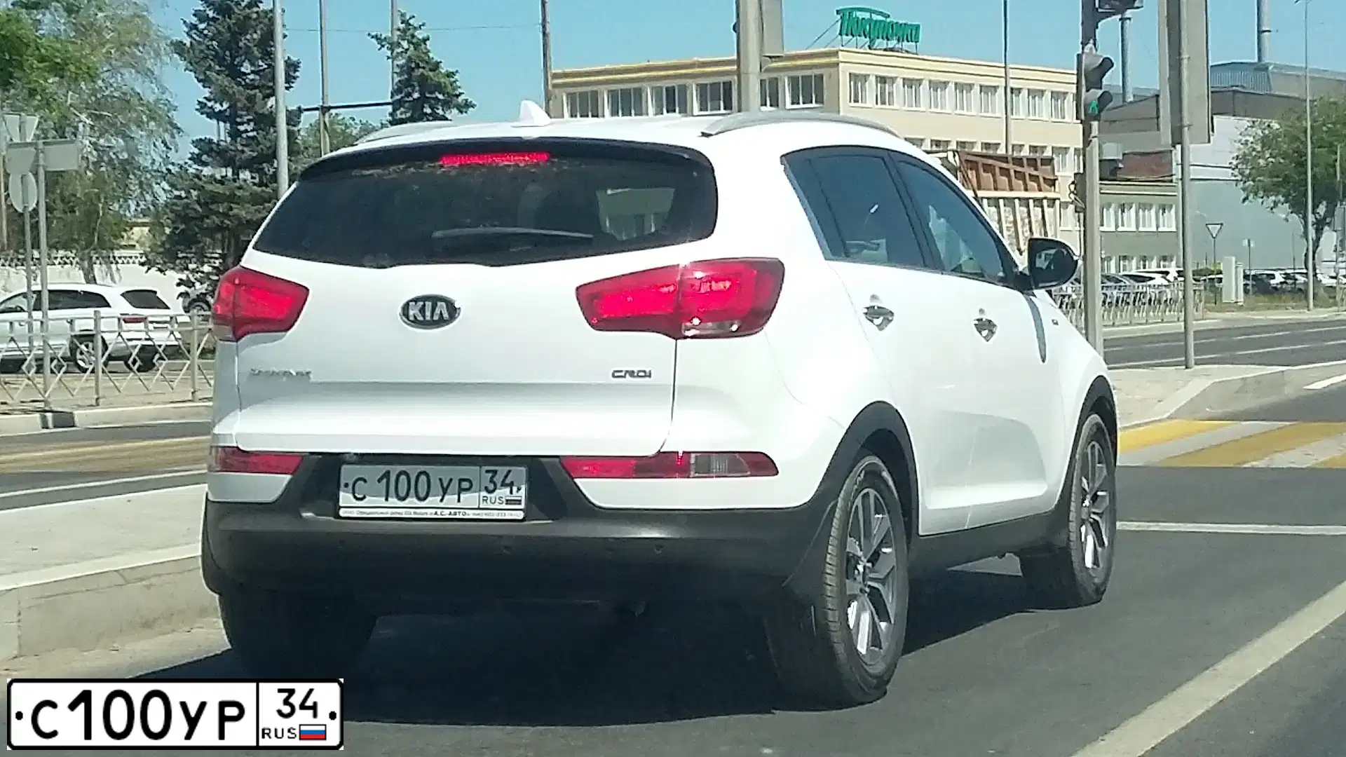 Фото автомобиля KIA SPORTAGE, 2014 — госномер С100УР34. Цвет: Белый