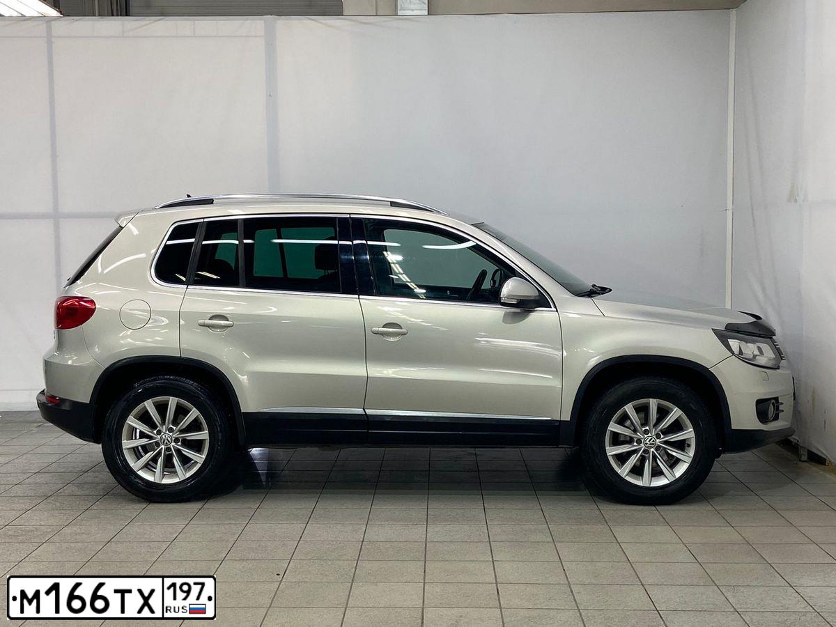 Фото автомобиля VOLKSWAGEN TIGUAN, 2012 — госномер Р819МС154. Цвет: Серебристо-Желтый