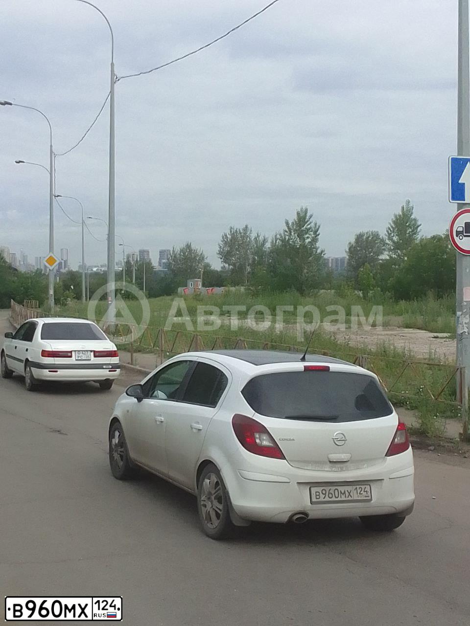 Фото автомобиля OPEL L CORSA, 2011 — госномер М400ТВ24. Цвет: Белый