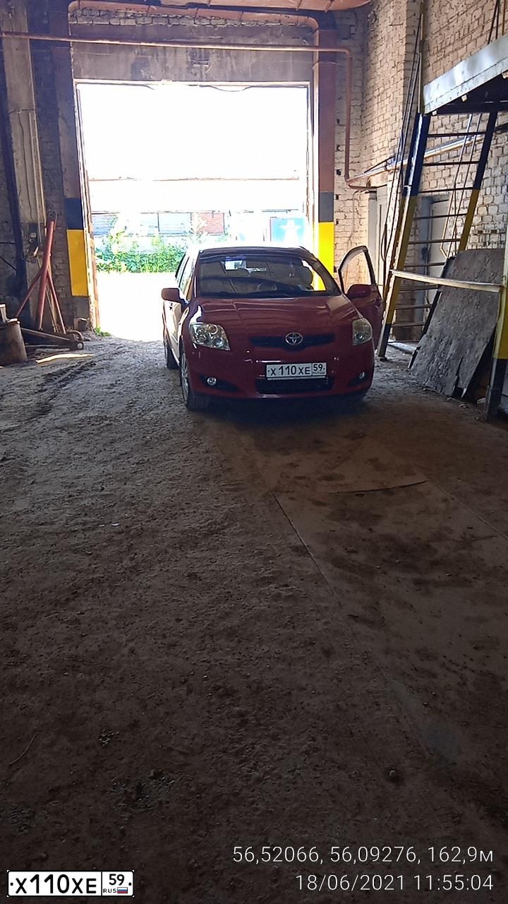 Фото автомобиля TOYOTA AURIS, 2008 — госномер Е467НТ156. Цвет: КРАСНЫЙ