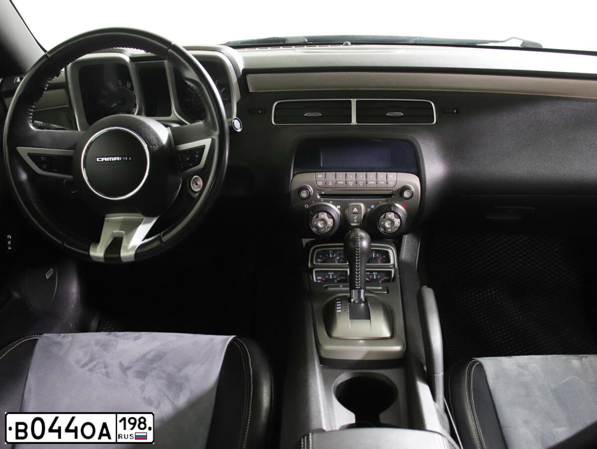 Фото автомобиля CHEVROLET CAMARO, 2009 — госномер Р233РР47. Цвет: ЧЕРНЫЙ