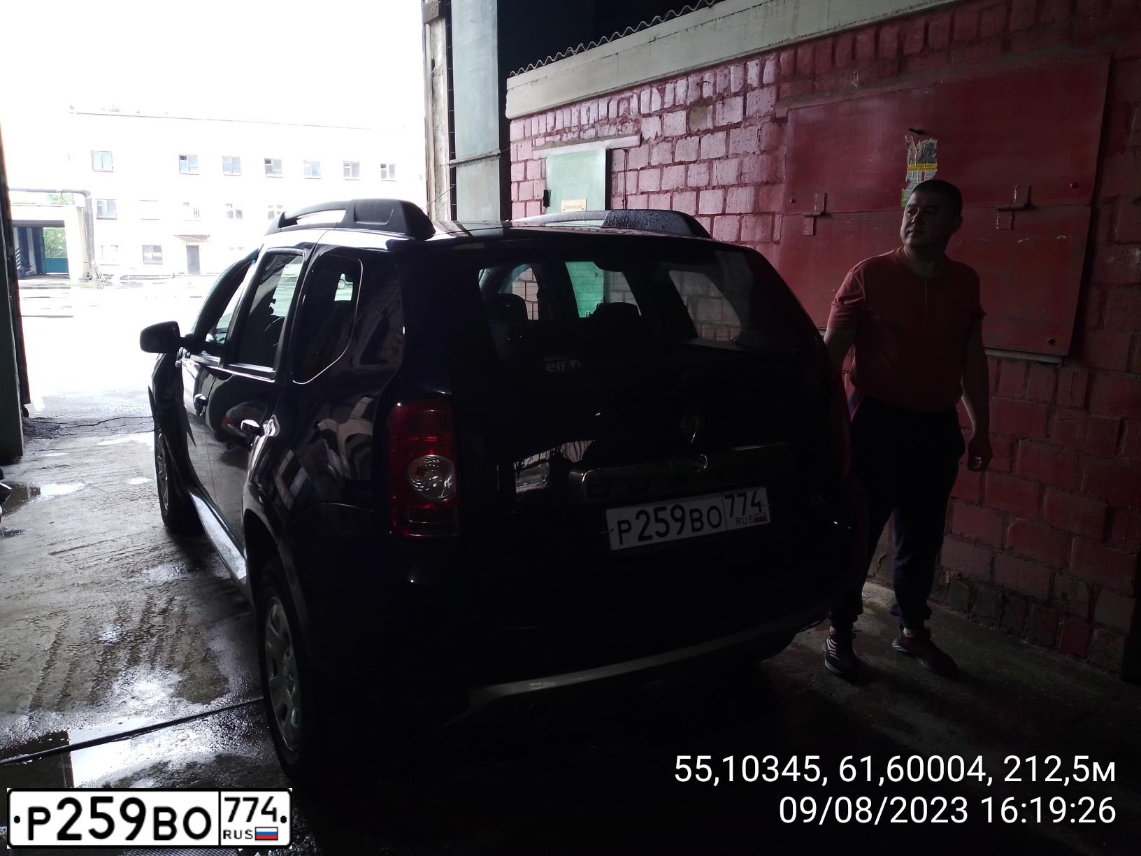Фото автомобиля RENAULT DUSTER, 2014 — госномер Р259ВО774. Цвет: Темно-синий