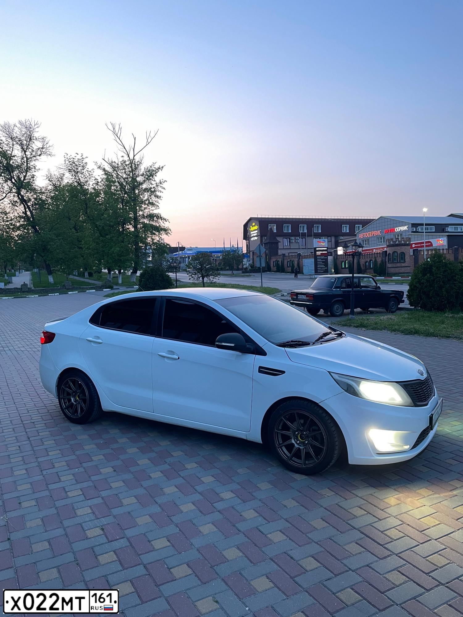 Фото автомобиля KIA RIO, 2011 — госномер А712АВ181. Цвет: Белый