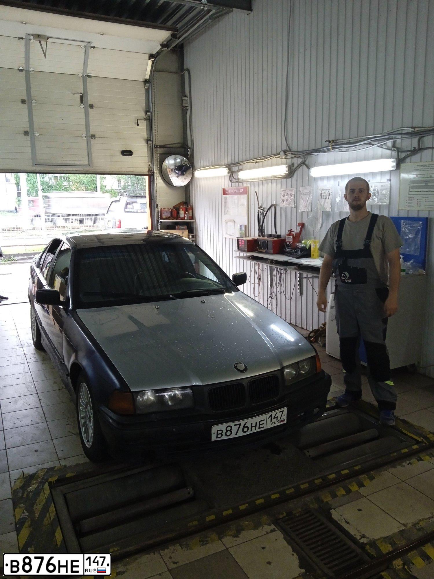 Фото автомобиля BMW 318I, 1991 — госномер Н248УВ198. Цвет: синий