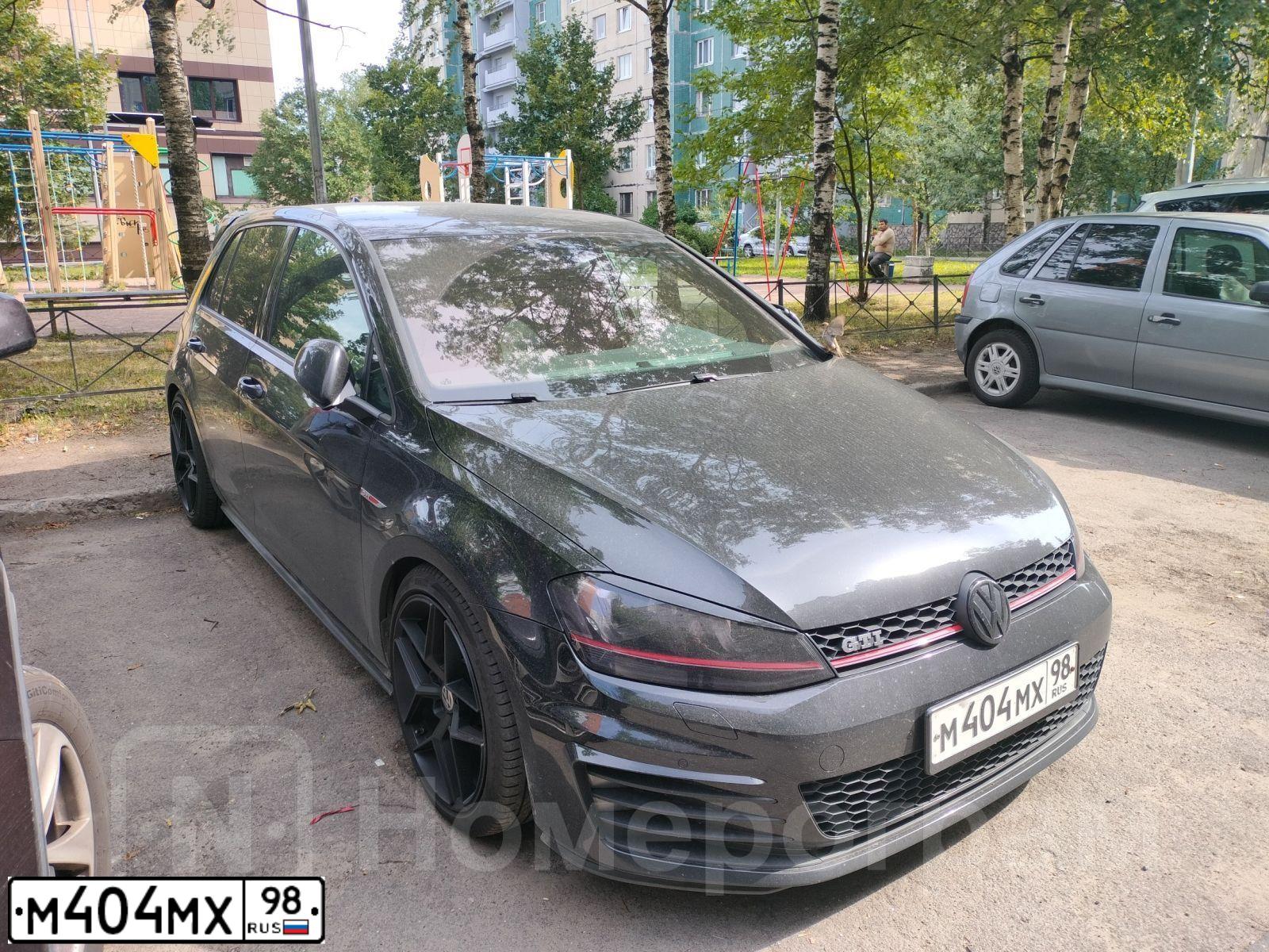 Фото автомобиля VOLKSWAGEN GOLF, 2000 — госномер М404МХ98. Цвет: ЧЕРНЫЙ