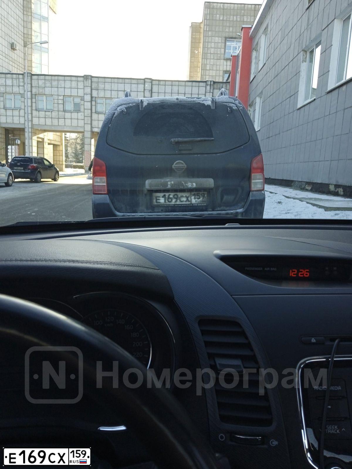 Фото автомобиля NISSAN PATHFINDER, 2005 — госномер Е169СХ159. Цвет: ТЕМНО-СИНИЙ