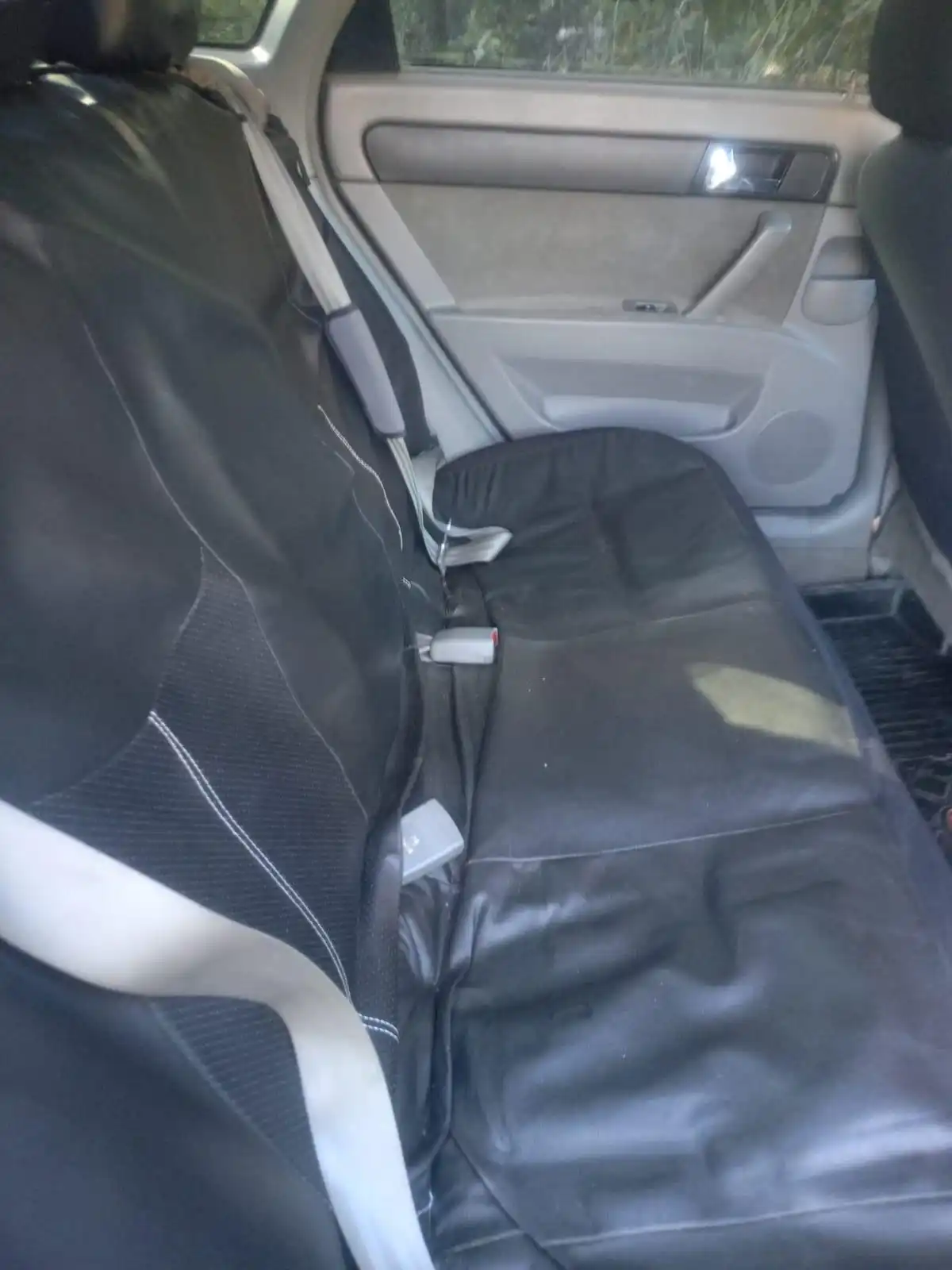 Фото автомобиля DAEWOO GENTRA, 2014 — госномер Е855ТР18. Цвет: БЛЕДНО-ЧЕРНЫЙ