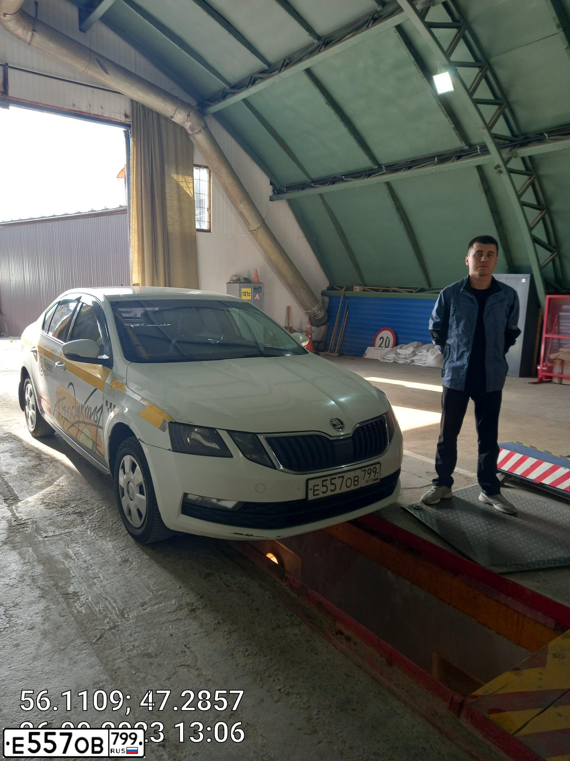 Фото автомобиля SKODA OCTAVIA, 2019 — госномер Е557ОВ799. Цвет: БЕЛЫЙ-ЖЕЛТЫЙ-СЕРЫЙ