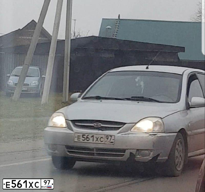 Фото автомобиля KIA RIO, 2005 — госномер Е561ХС97. Цвет: Серебристый