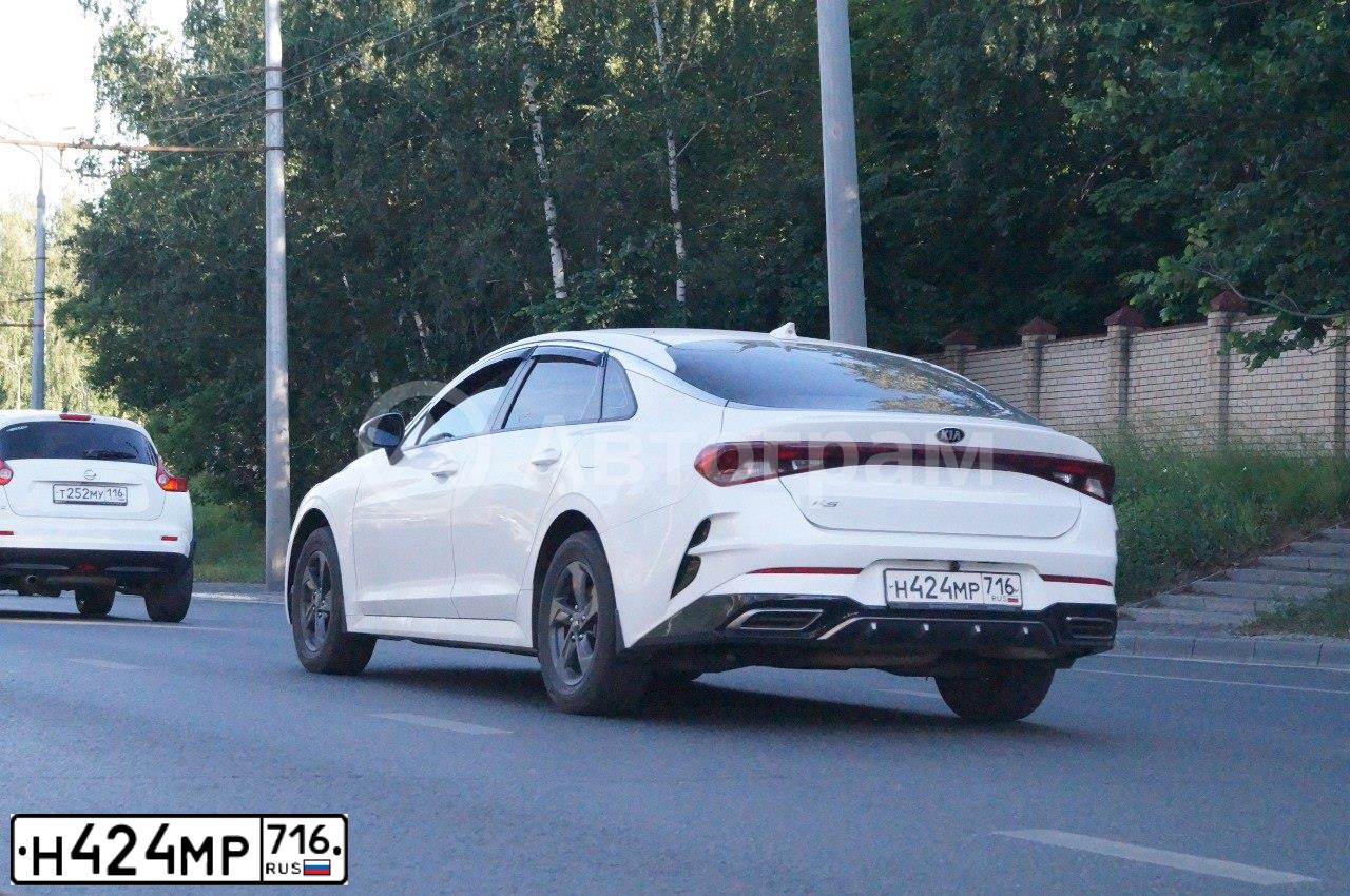 Фото автомобиля KIA K5, 2020 — госномер Н424МР716. Цвет: Белый