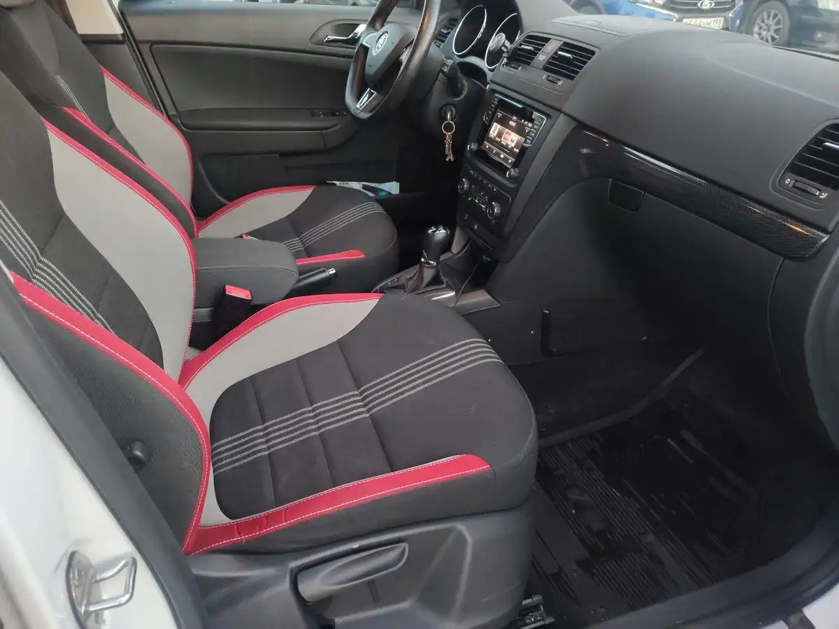 Фото автомобиля SKODA YETI, 2016 — госномер Т647КК198. Цвет: Белый