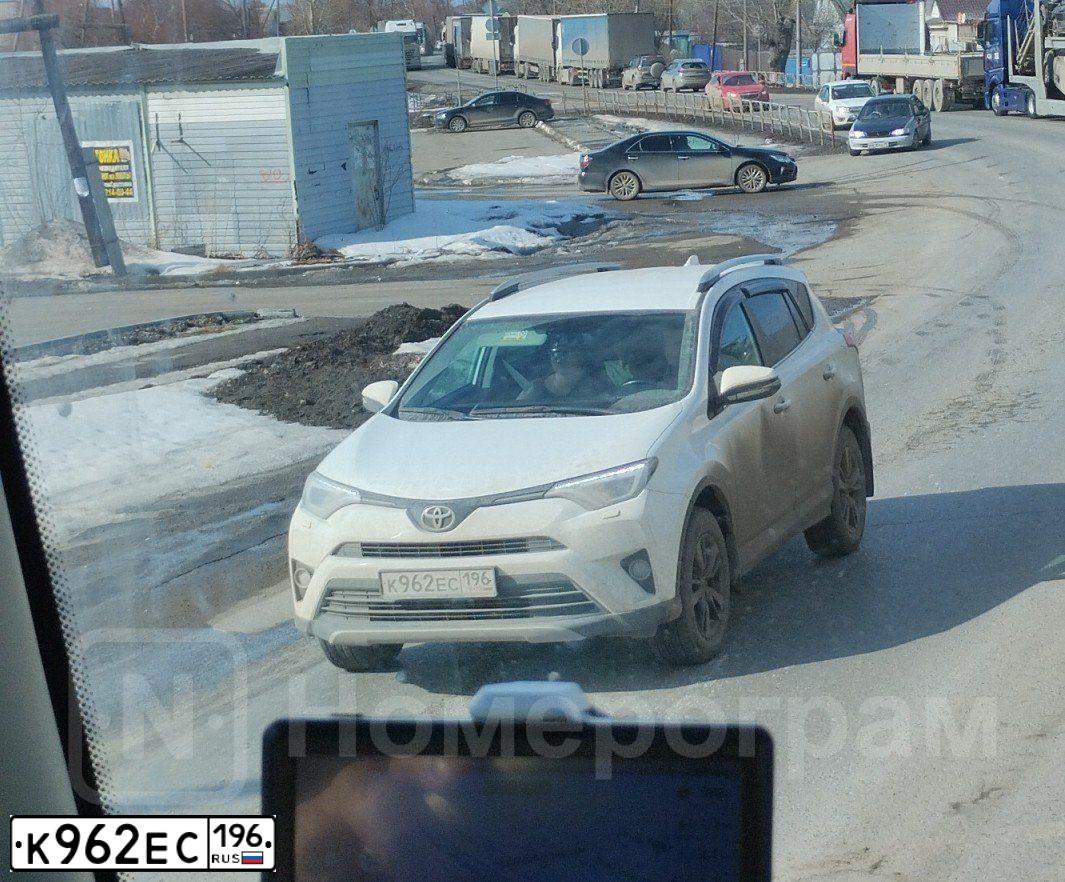 Фото автомобиля TOYOTA RAV4, 2018 — госномер К962ЕС196. Цвет: Белый