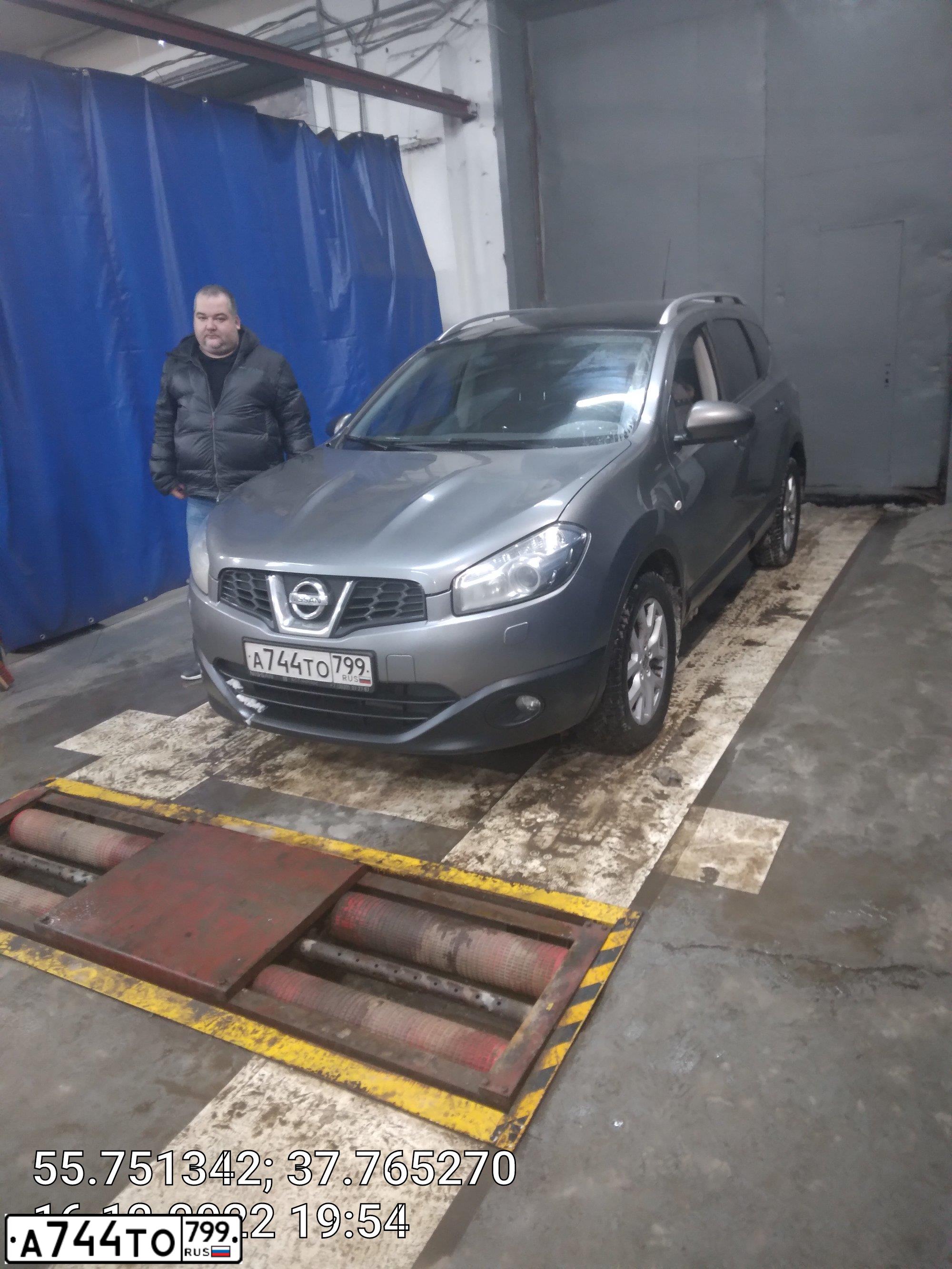 Фото автомобиля NISSAN QASHQAI, 2013 — госномер М940УЕ33. Цвет: СЕРЫЙ