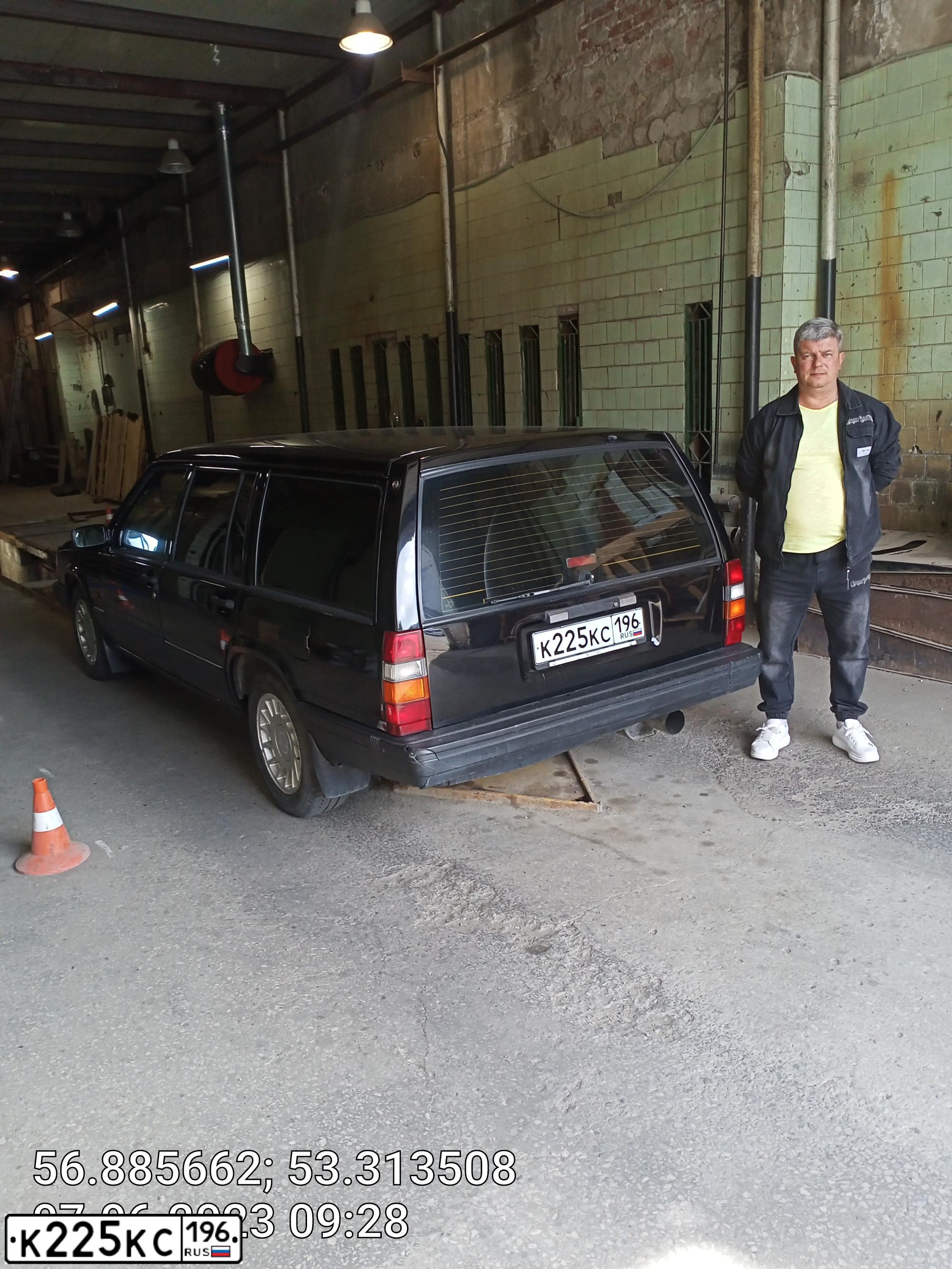 Фото автомобиля VOLVO 900-SERIE, 1993 — госномер К225КС196. Цвет: ЧЕРНЫЙ