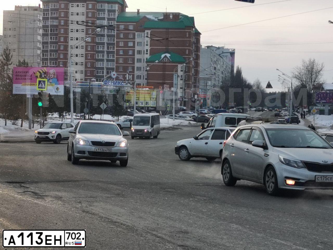 Фото автомобиля SKODA OCTAVIA, 2010 — госномер Е886РР702. Цвет: Серебристый