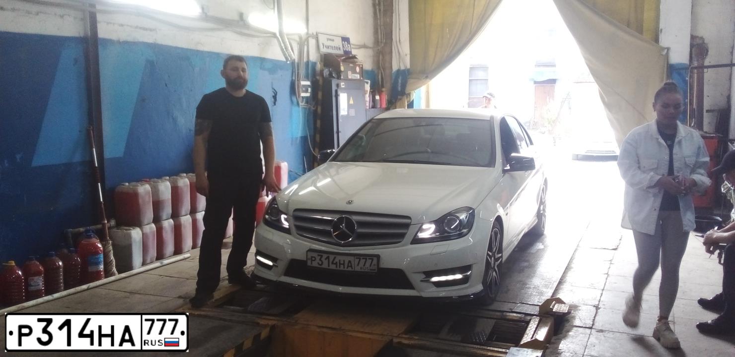 Фото автомобиля MERCEDES C-KLASSE, 2011 — госномер Е597СЕ702. Цвет: Белый