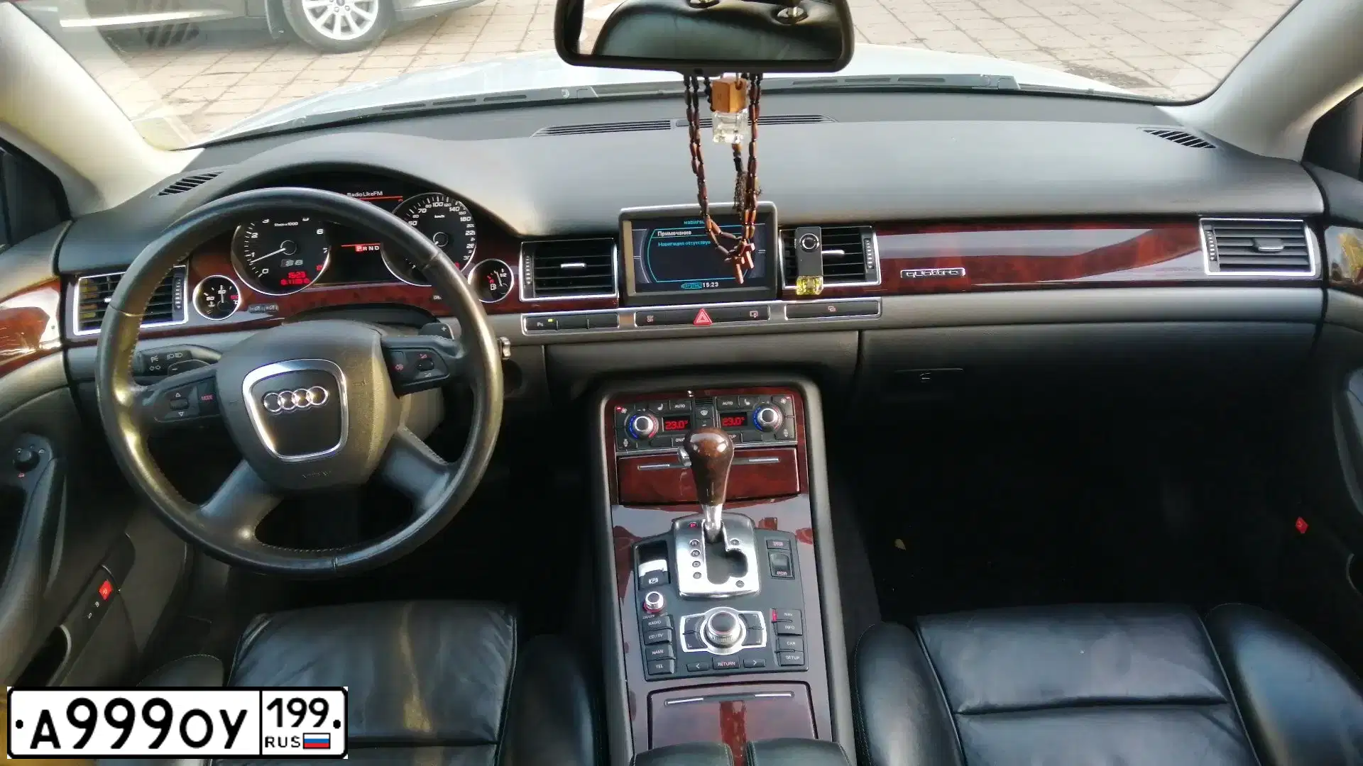 Фото автомобиля TOYOTA CAMRY, 2012 — госномер М379АР790. Цвет: Белый