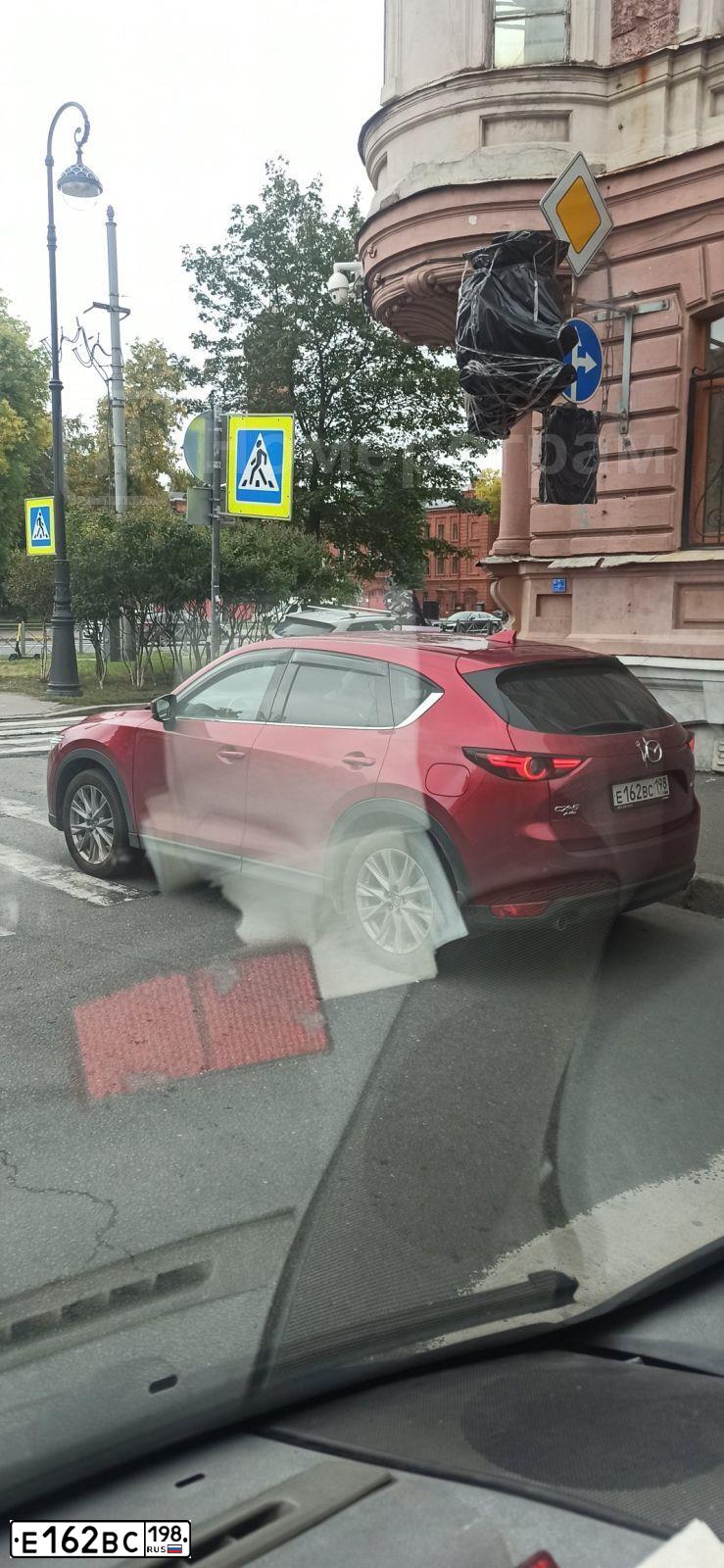 Фото автомобиля MAZDA CX-5, 2019 — госномер Е162ВС198. Цвет: КРАСНЫЙ