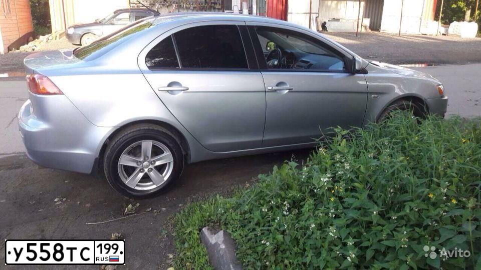 Фото автомобиля MITSUBISHI LANCER, 2008 — госномер У558ТС199. Цвет: серебристый