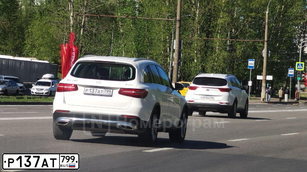 Фото автомобиля MERCEDES GLC-KLASSE, 2017 — госномер Р137АТ799. Цвет: БЕЛЫЙ