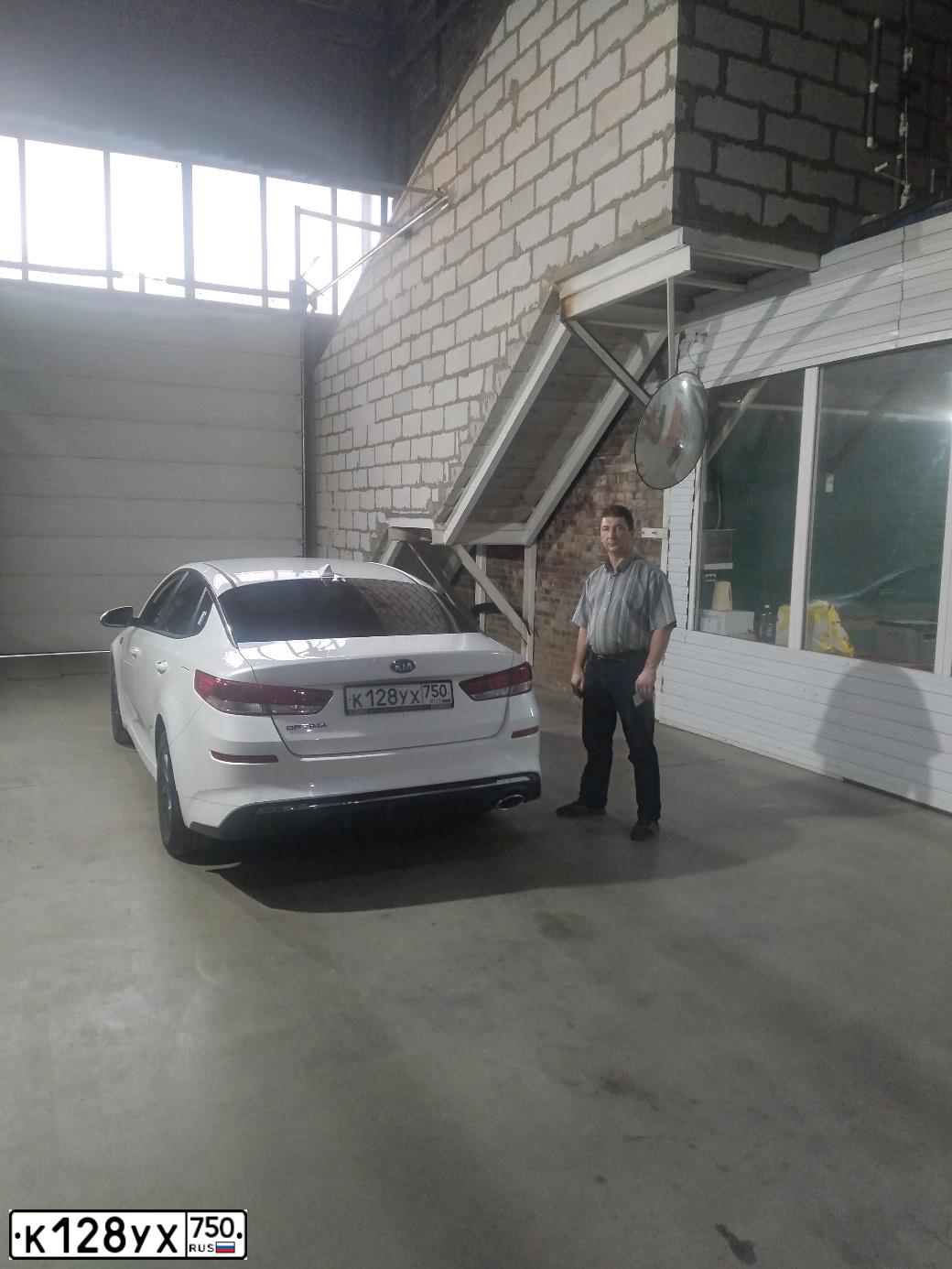 Фото автомобиля KIA OPTIMA, 2019 — госномер У398КС05. Цвет: Белый