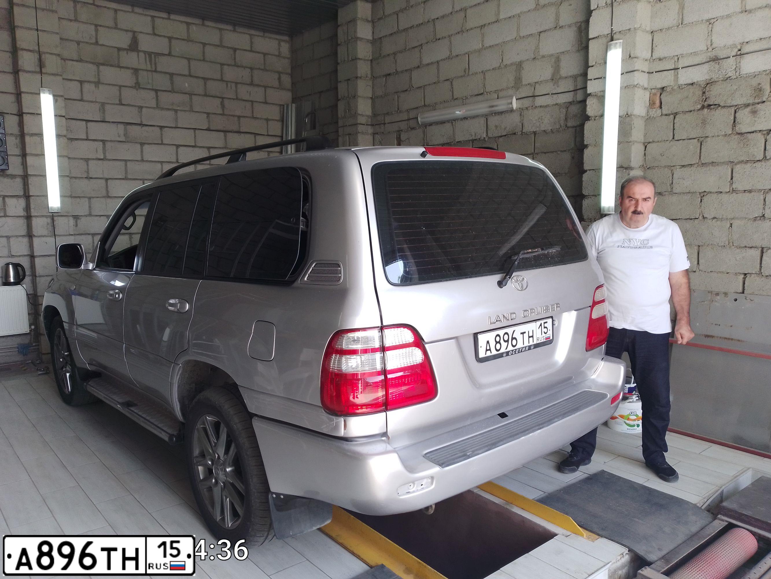 Фото автомобиля TOYOTA LANDCRUISER, 2001 — госномер А896ТН15. Цвет: СВЕТЛО-СЕРЫЙ