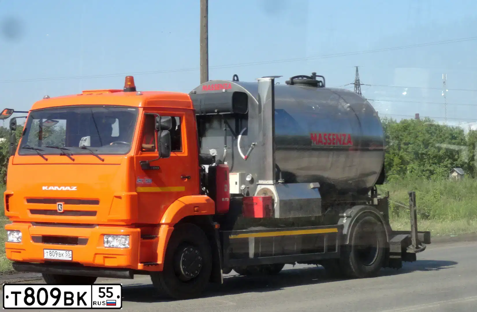 Фото автомобиля KAMAZ 43253 /4X2/, 2014 — госномер Т809ВК55. Цвет: ОРАНЖЕВЫЙ
