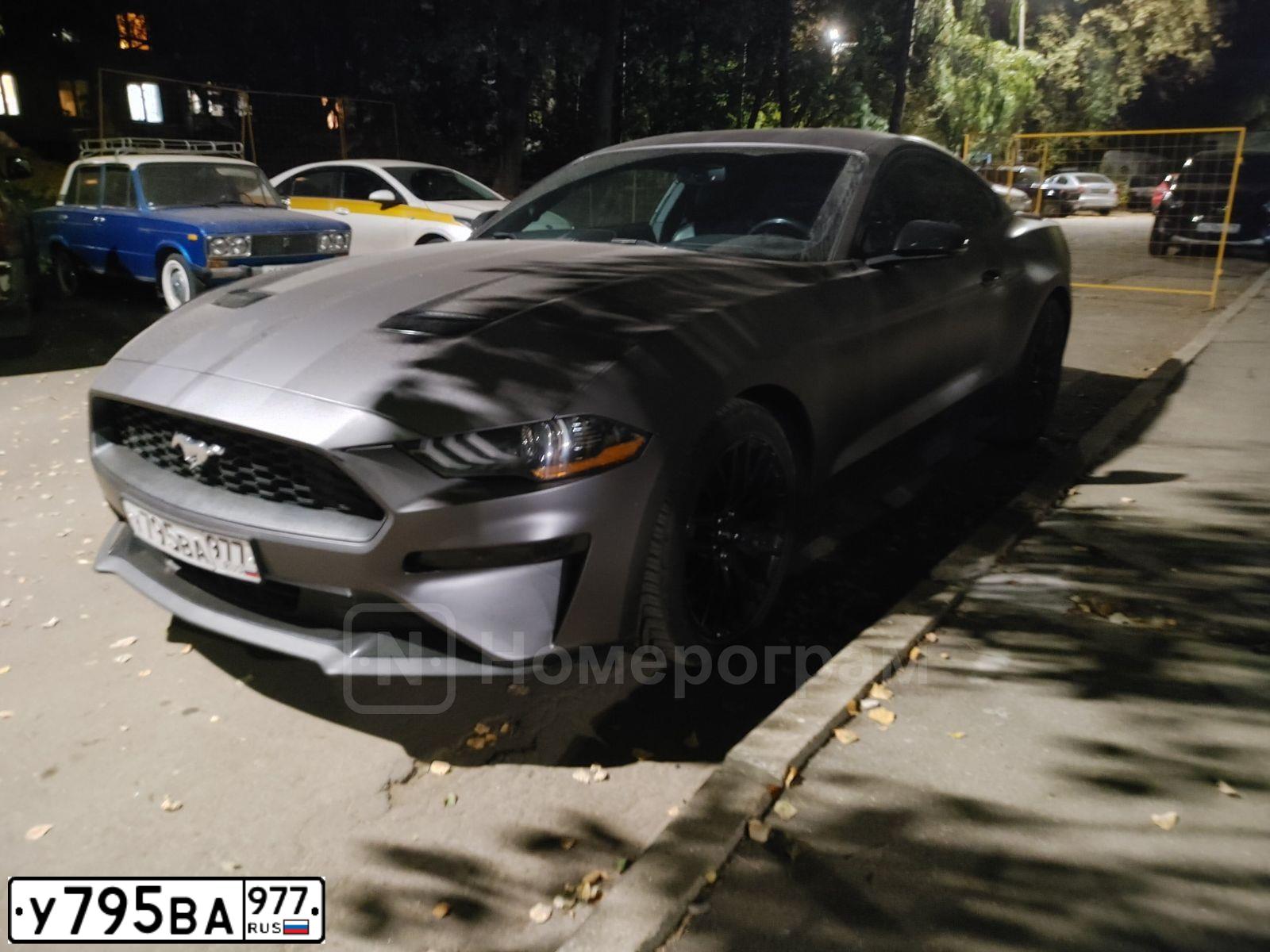 Фото автомобиля FORD MUSTANG, 2018 — госномер У795ВА977. Цвет: СЕРЫЙ МАТОВЫЙ