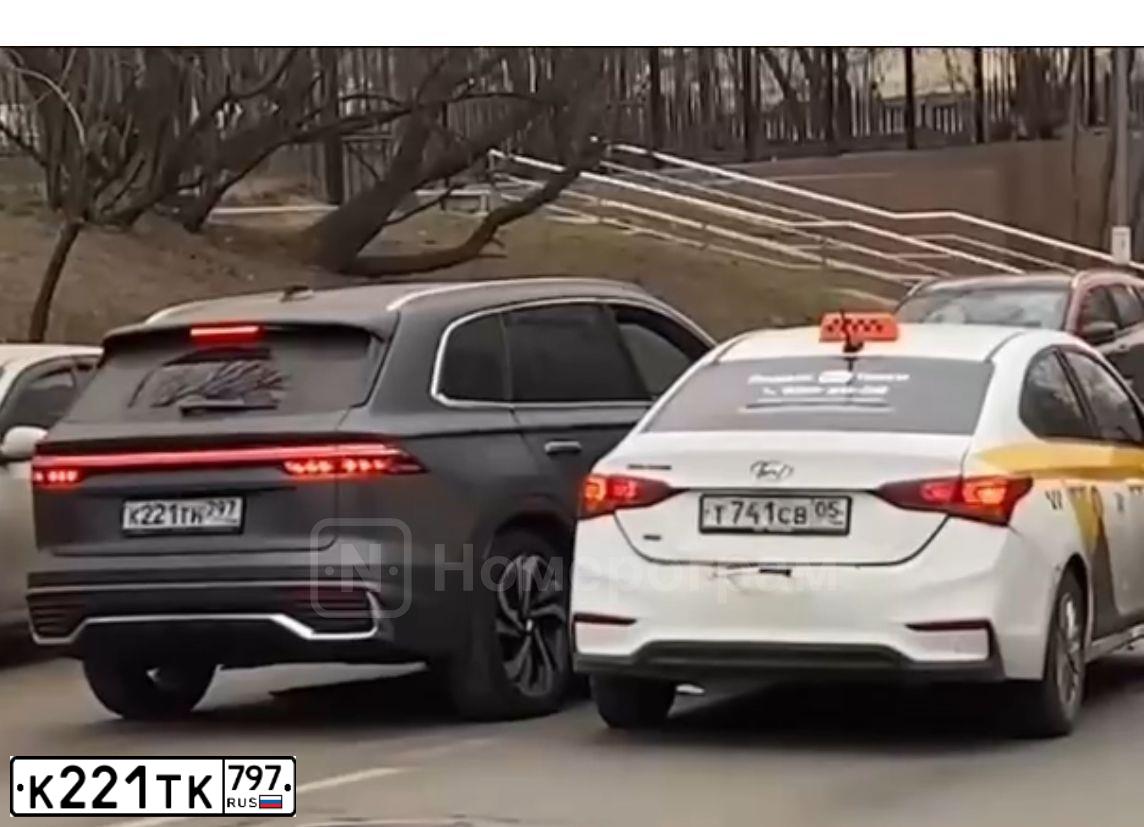 Фото автомобиля TOYOTA LANDCRUISER, 2013 — госномер К221ТК797. Цвет: ЧЕРНЫЙ