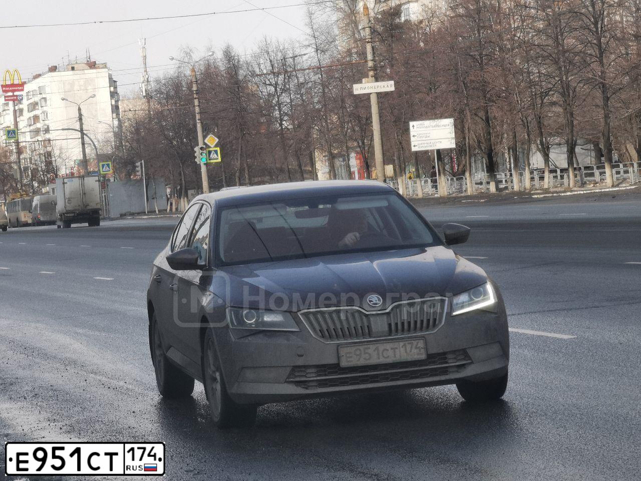 Фото автомобиля SKODA SUPERB, 2015 — госномер Е951СТ174. Цвет: ТЕМНО-БОРДОВЫЙ