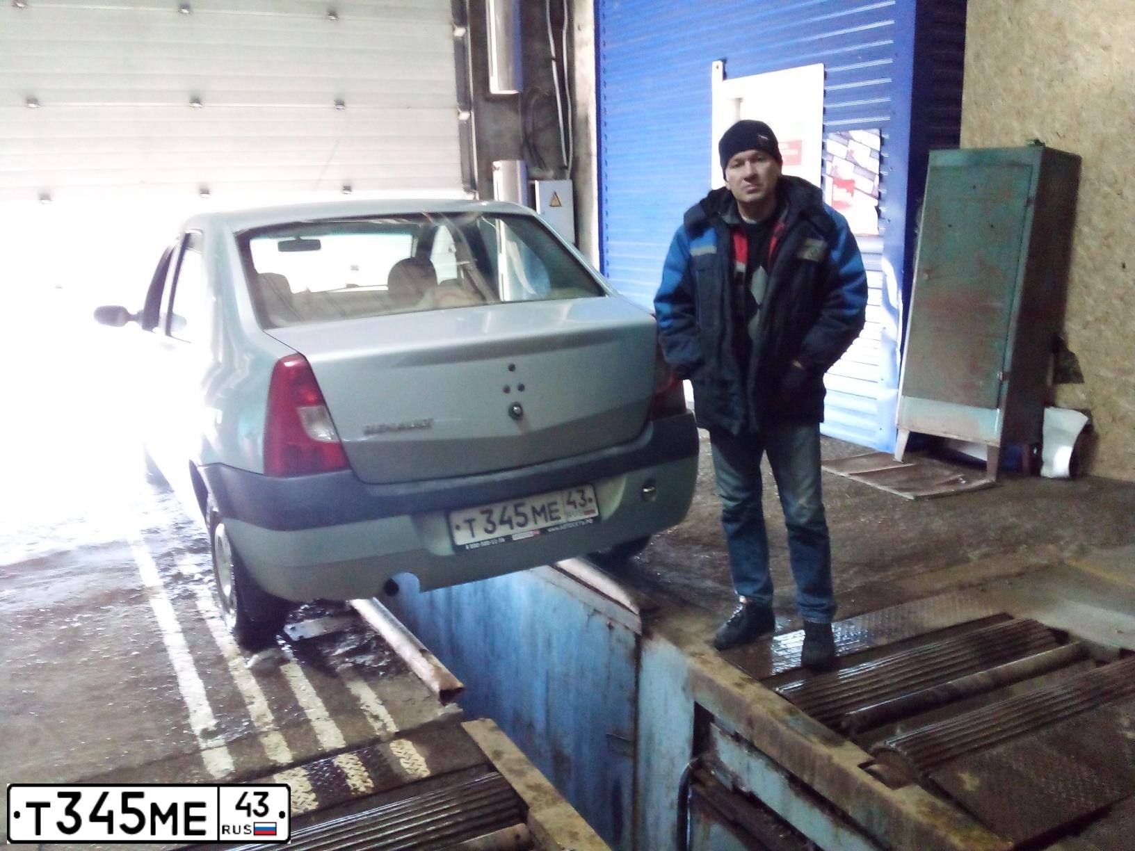 Фото автомобиля RENAULT LOGAN, 2008 — госномер Е143ЕТ11. Цвет: СВЕТЛО-ЗЕЛЕНЫЙ