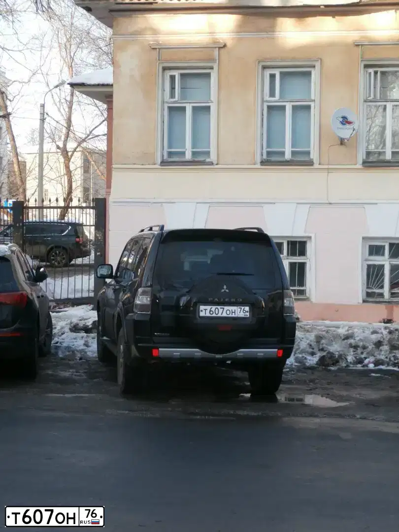 Фото автомобиля MITSUBISHI PAJERO, 2012 — госномер Т607ОН76. Цвет: ЧЕРНЫЙ