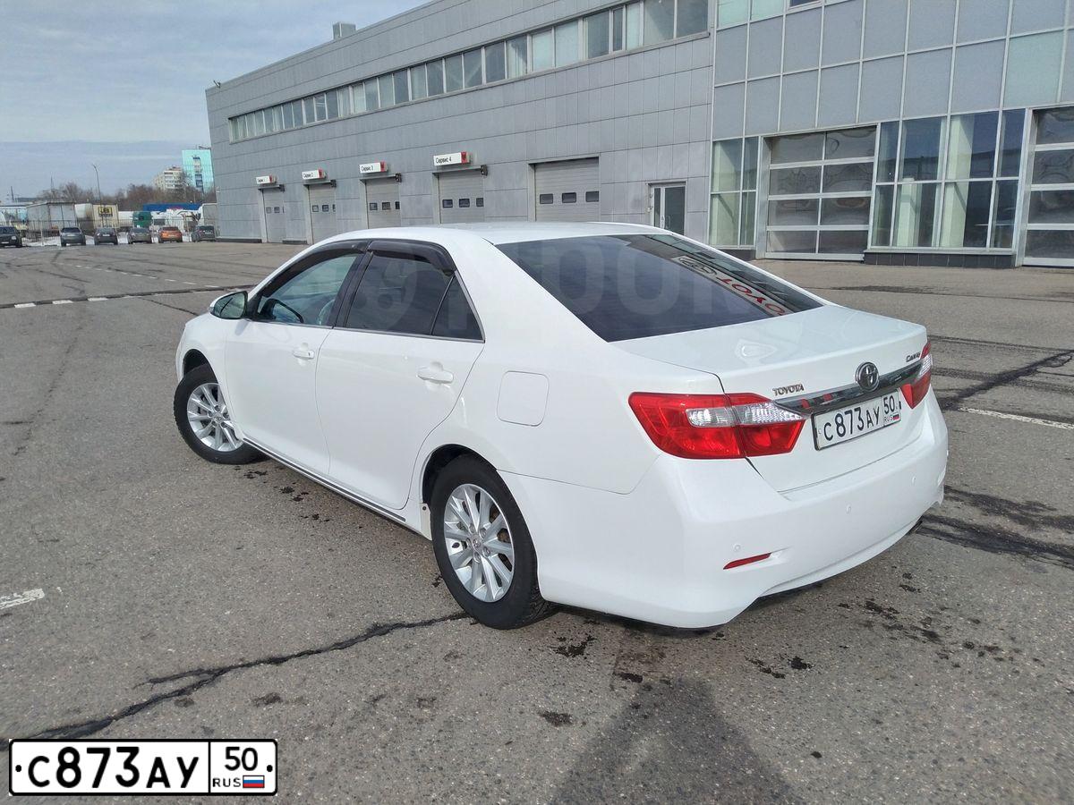 Фото автомобиля TOYOTA CAMRY, 2013 — госномер У241ЕЕ550. Цвет: БЕЛЫЙ-ЧЕРНЫЙ