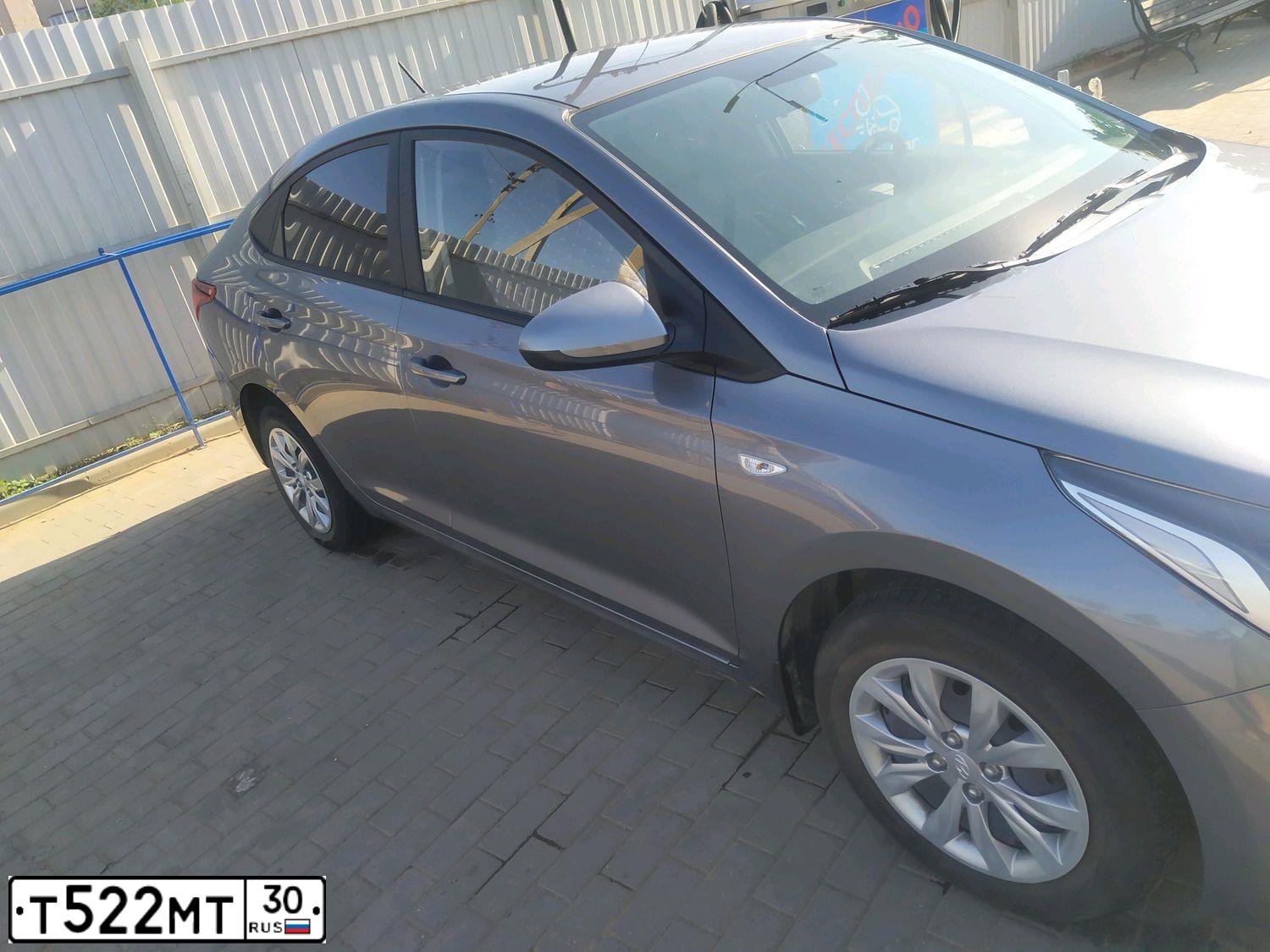 Фото автомобиля HYUNDAI SOLARIS, 2020 — госномер Т522МТ30. Цвет: СЕРЫЙ