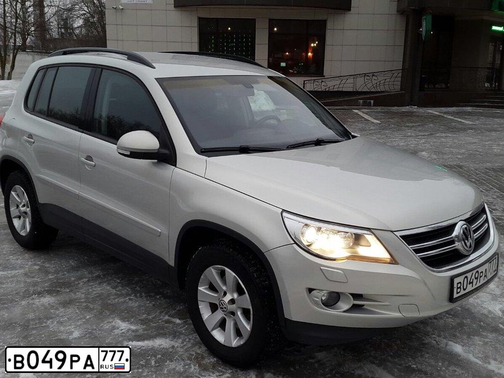 Фото автомобиля VOLKSWAGEN TIGUAN, 2009 — госномер М868ЕУ82. Цвет: СЕРЕБРИСТО - ЖЕЛТЫЙ
