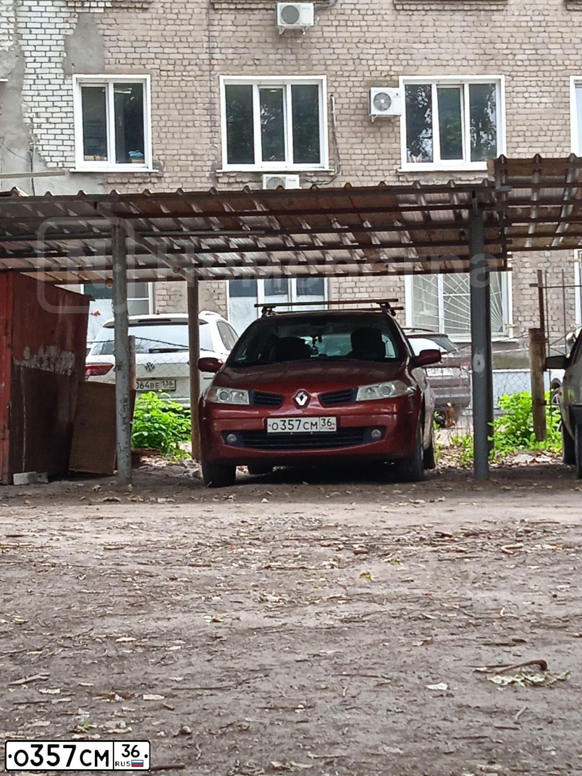 Фото автомобиля RENAULT MEGANE, 2007 — госномер О375СМ36. Цвет: БОРДОВЫЙ