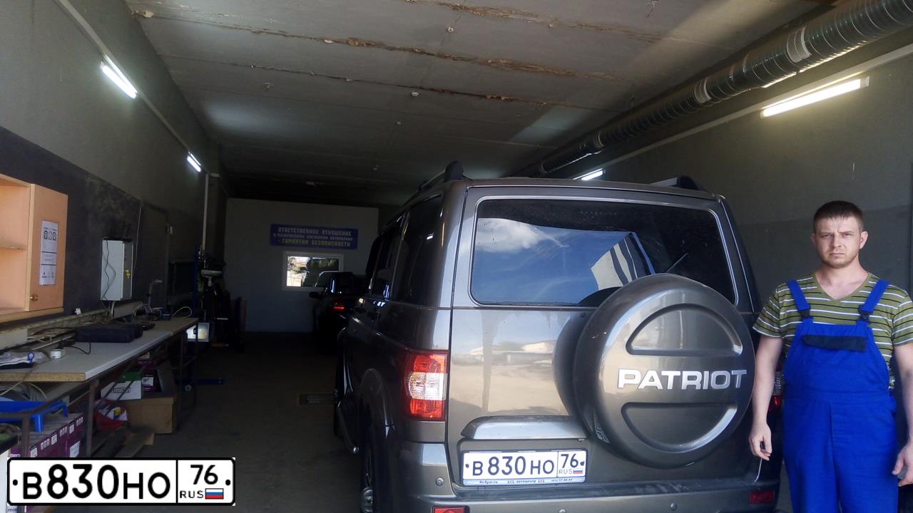 Фото автомобиля UAZ 3163 PATRIOT, 2017 — госномер В830НО76. Цвет: Коричневый