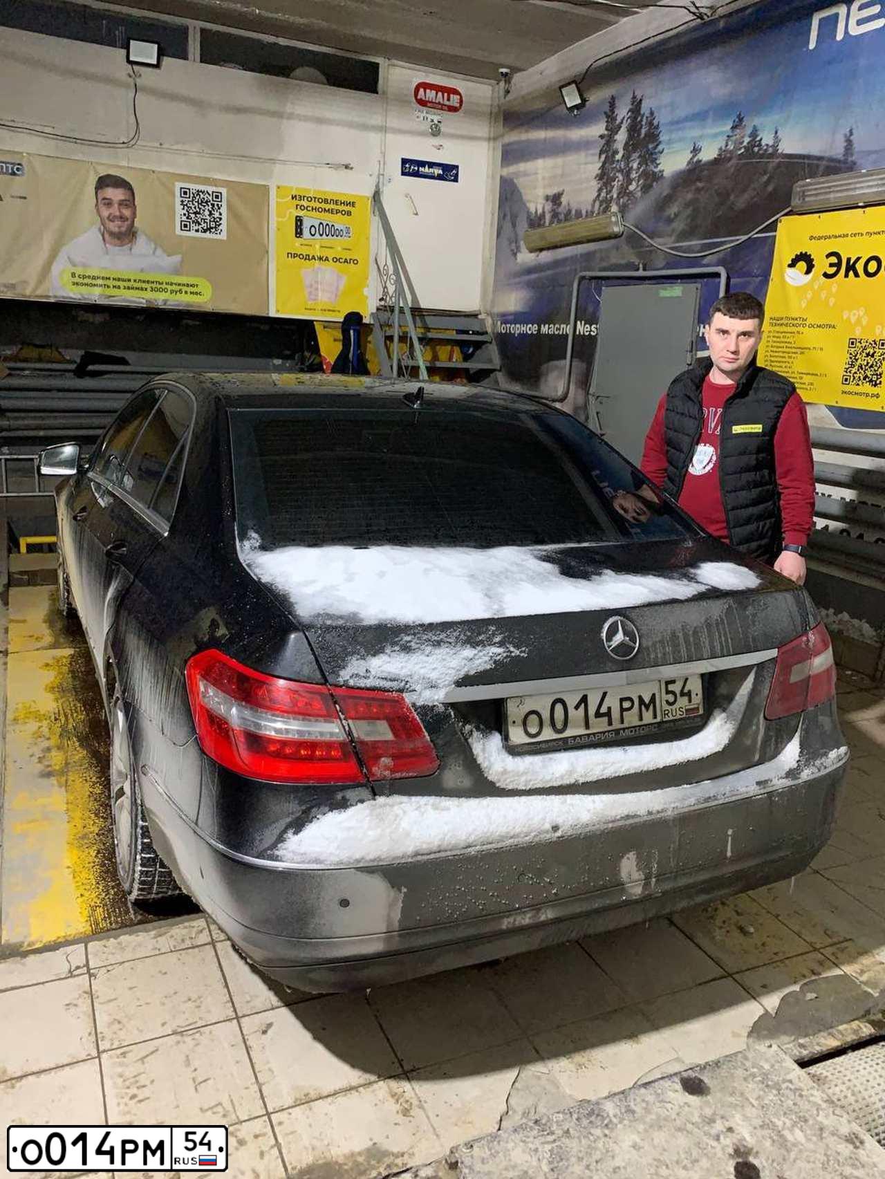 Фото автомобиля MERCEDES E-KLASSE, 2009 — госномер Р043ВЕ154. Цвет: ЧЕРНЫЙ