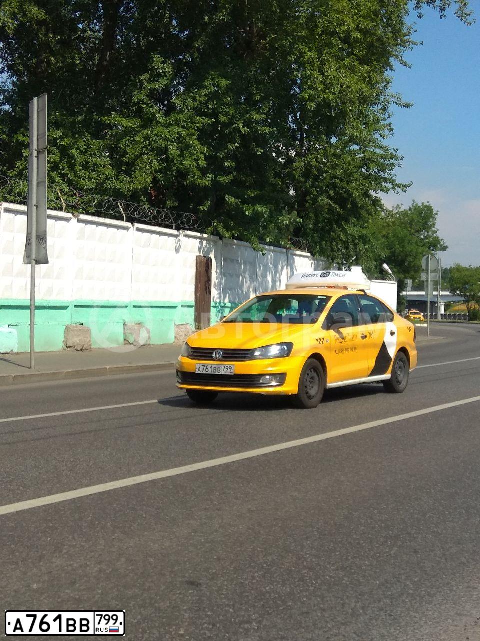 Фото автомобиля VOLKSWAGEN POLO, 2020 — госномер А761ВВ799. Цвет: ЖЁЛТЫЙ