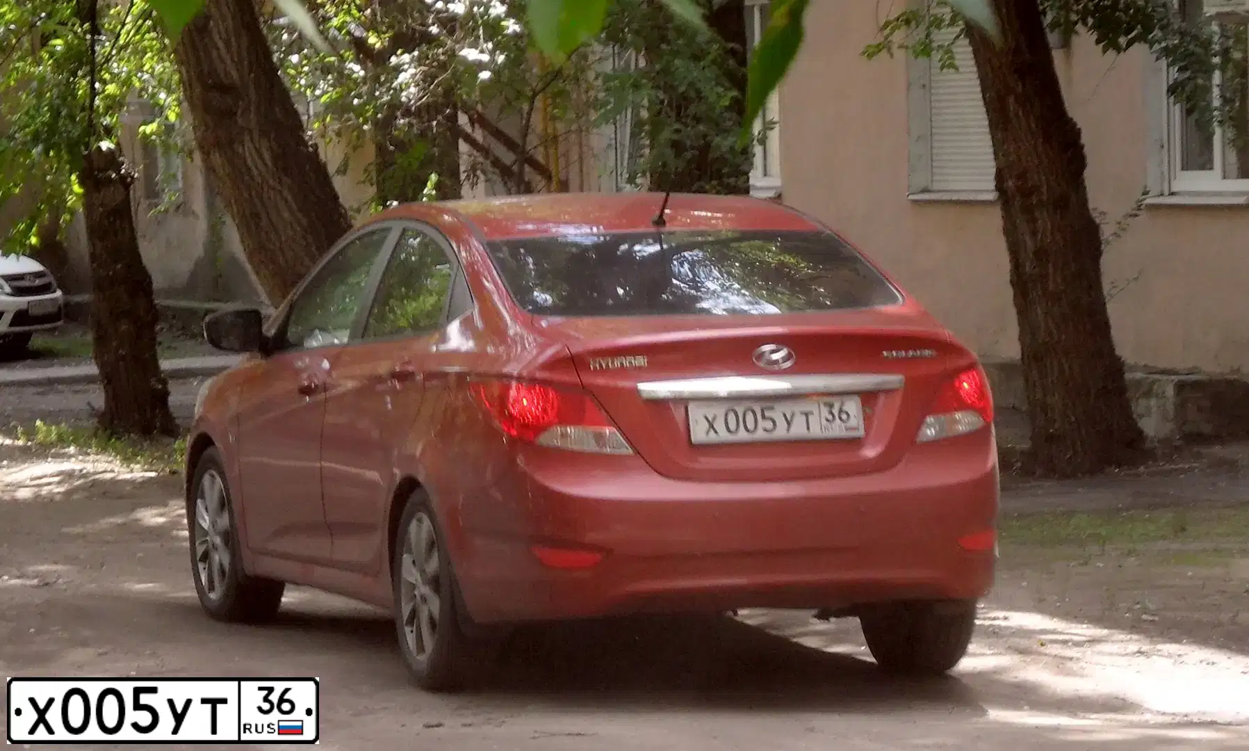 Фото автомобиля HYUNDAI SOLARIS, 2012 — госномер Х005УТ36. Цвет: КРАСНЫЙ