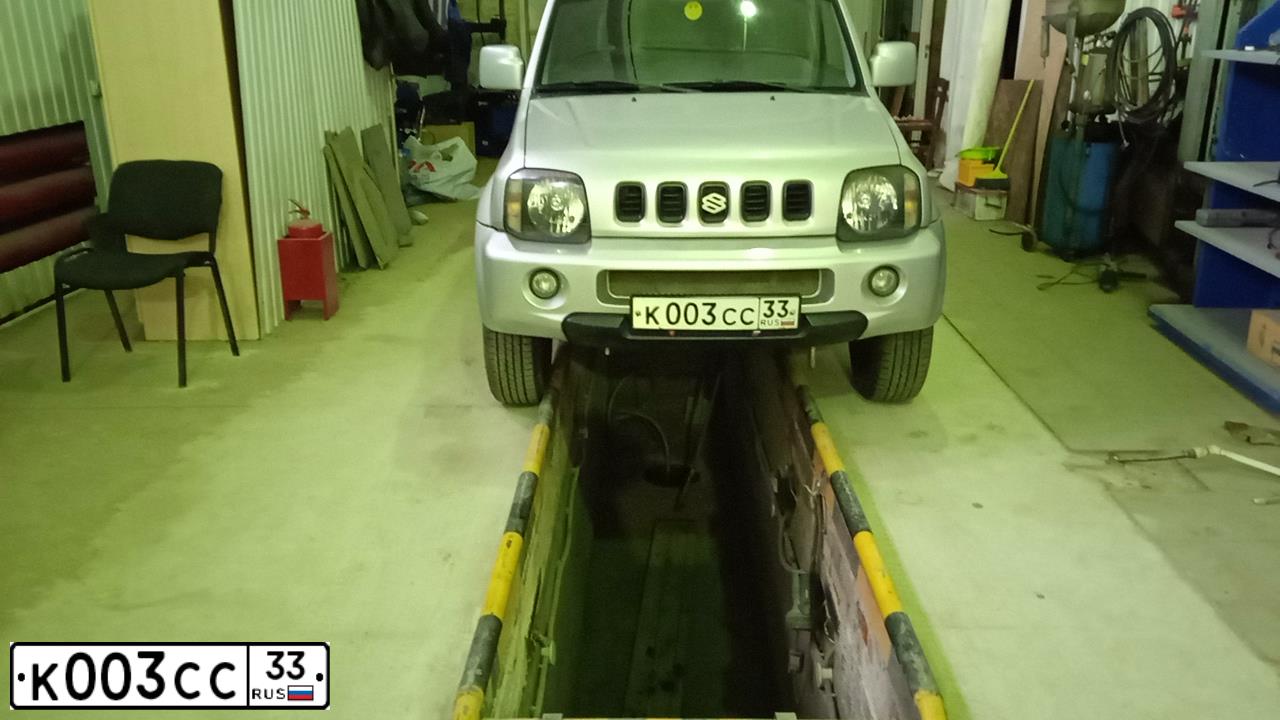Фото автомобиля SUZUKI JIMNY, 2010 — госномер М817СМ76. Цвет: Серебристый