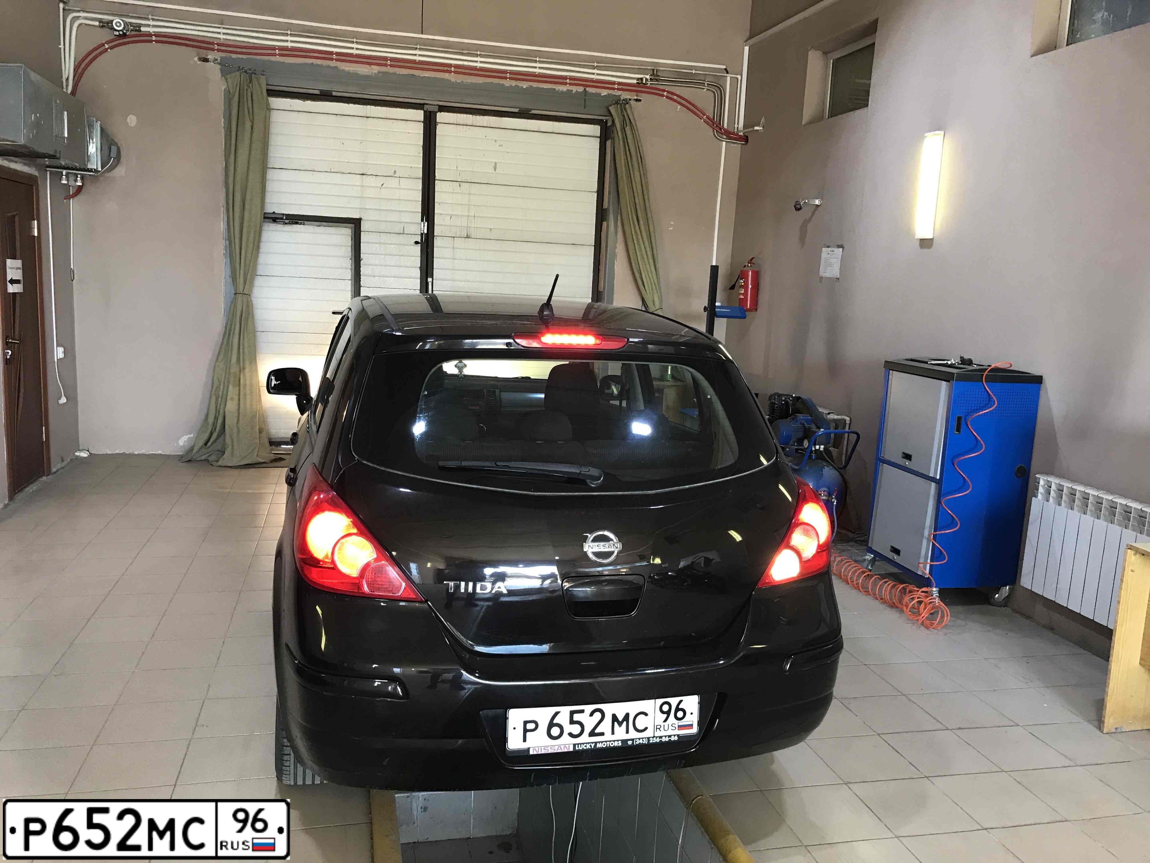 Фото автомобиля NISSAN TIIDA, 2010 — госномер Р652МС96. Цвет: Коричневый