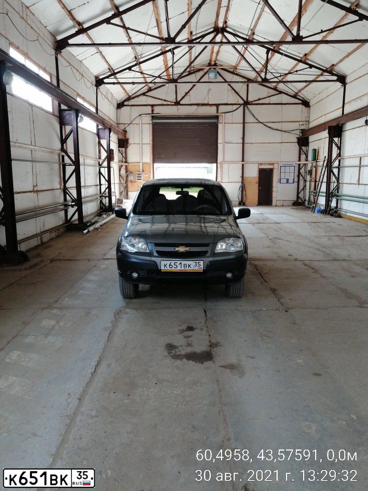 Фото автомобиля CHEVROLET T NIVA, 2013 — госномер К651ВК35. Цвет: Темно-серый металлик