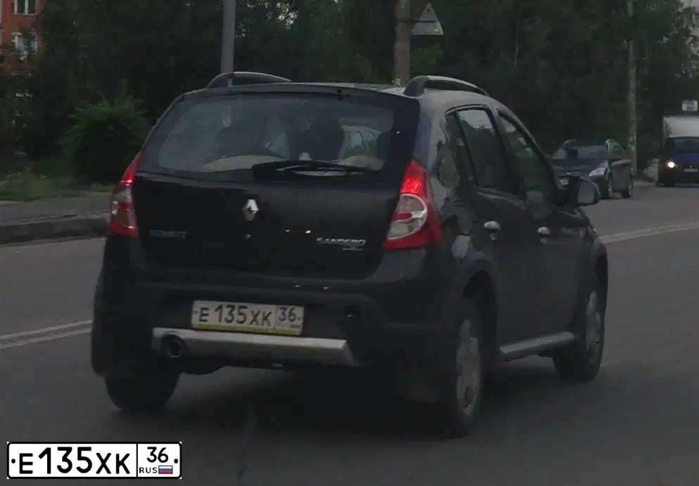 Фото автомобиля RENAULT SANDERO, 2013 — госномер Е135ХЕ36. Цвет: ЧЕРНЫЙ