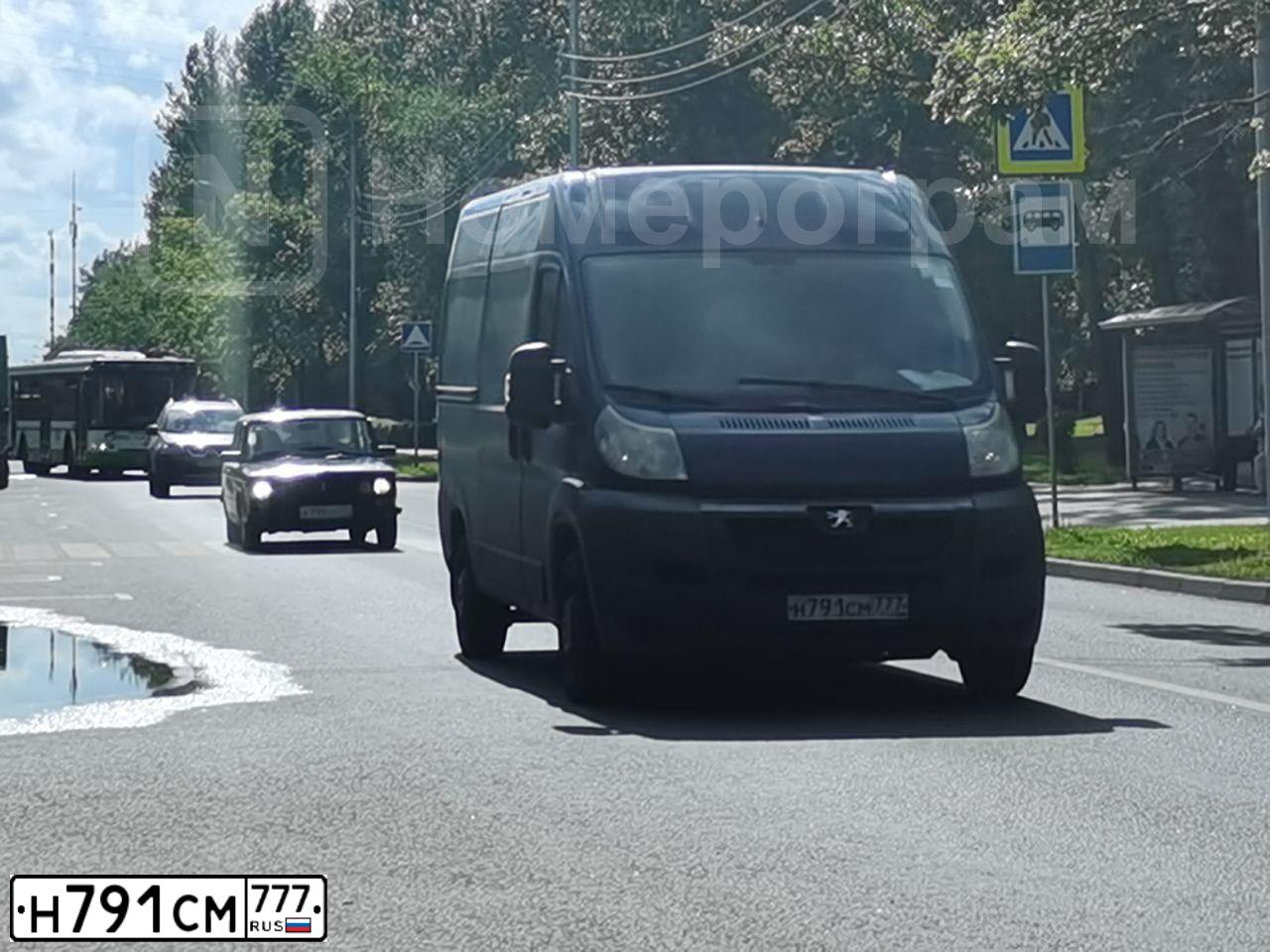Фото автомобиля PEUGEOT BOXER, 2011 — госномер М181УВ198. Цвет: СИНИЙ ТЕМНЫЙ