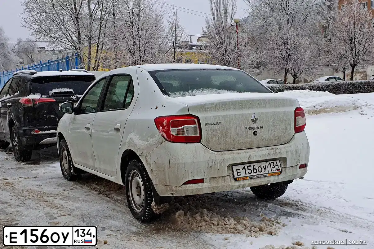 Фото автомобиля RENAULT LOGAN, 2018 — госномер Е156ОУ134. Цвет: Белый