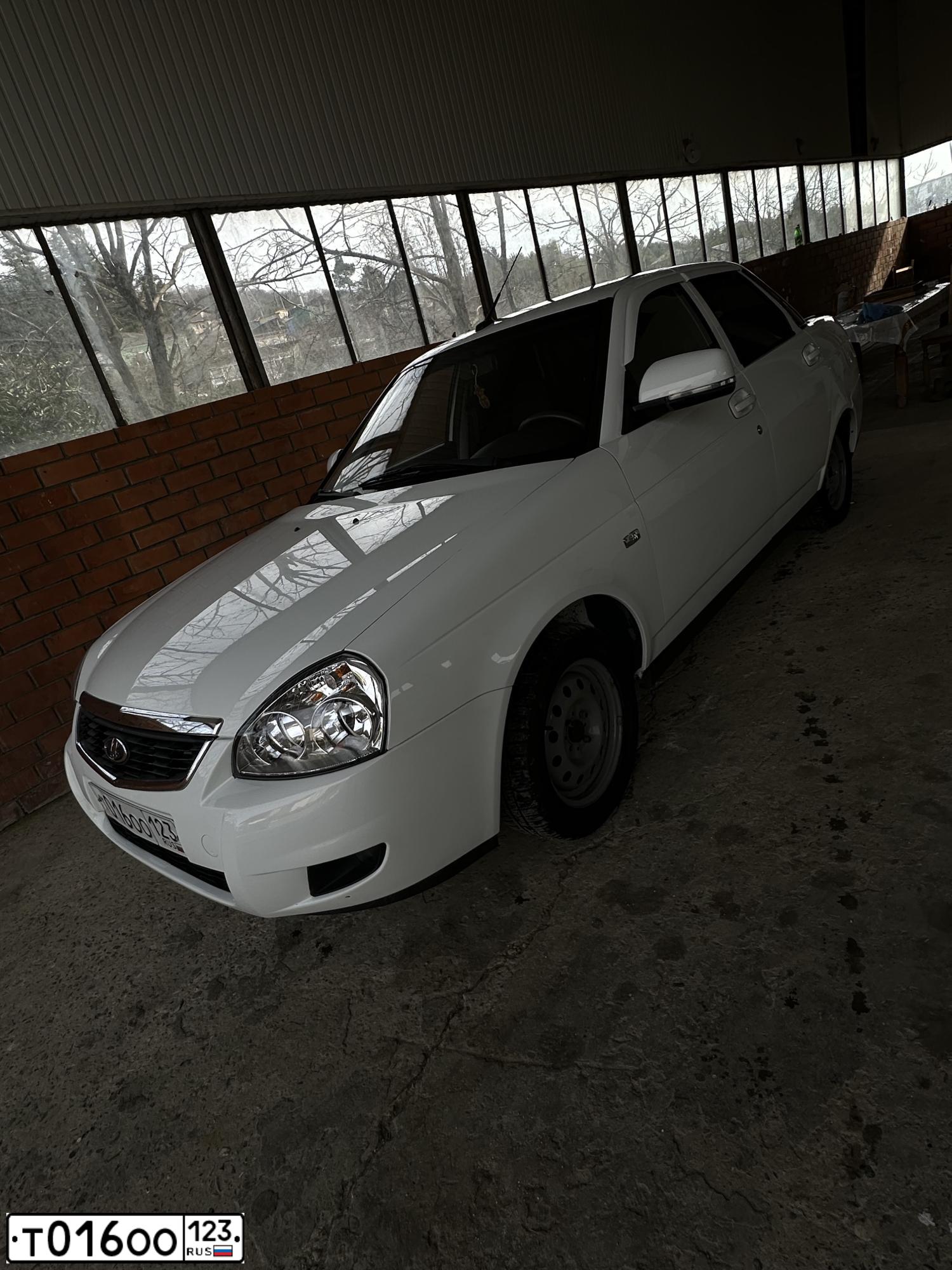 Фото автомобиля LADA 217030 LADA PRIORA, 2011 — госномер Х572РВ193. Цвет: Белый