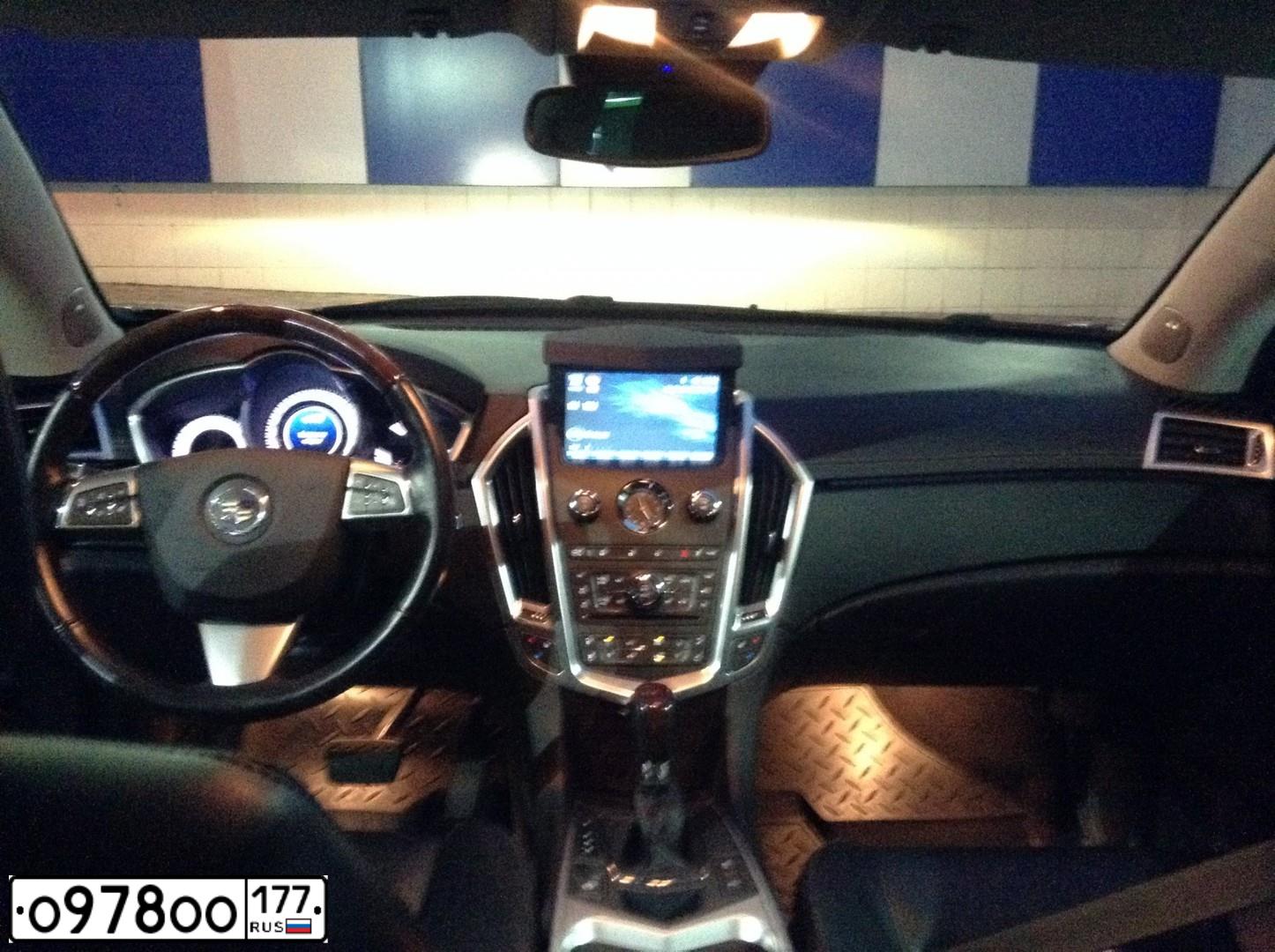 Фото автомобиля CADILLAC SRX, 2011 — госномер О013СТ799. Цвет: КОРИЧНЕВЫЙ МЕТАЛИК