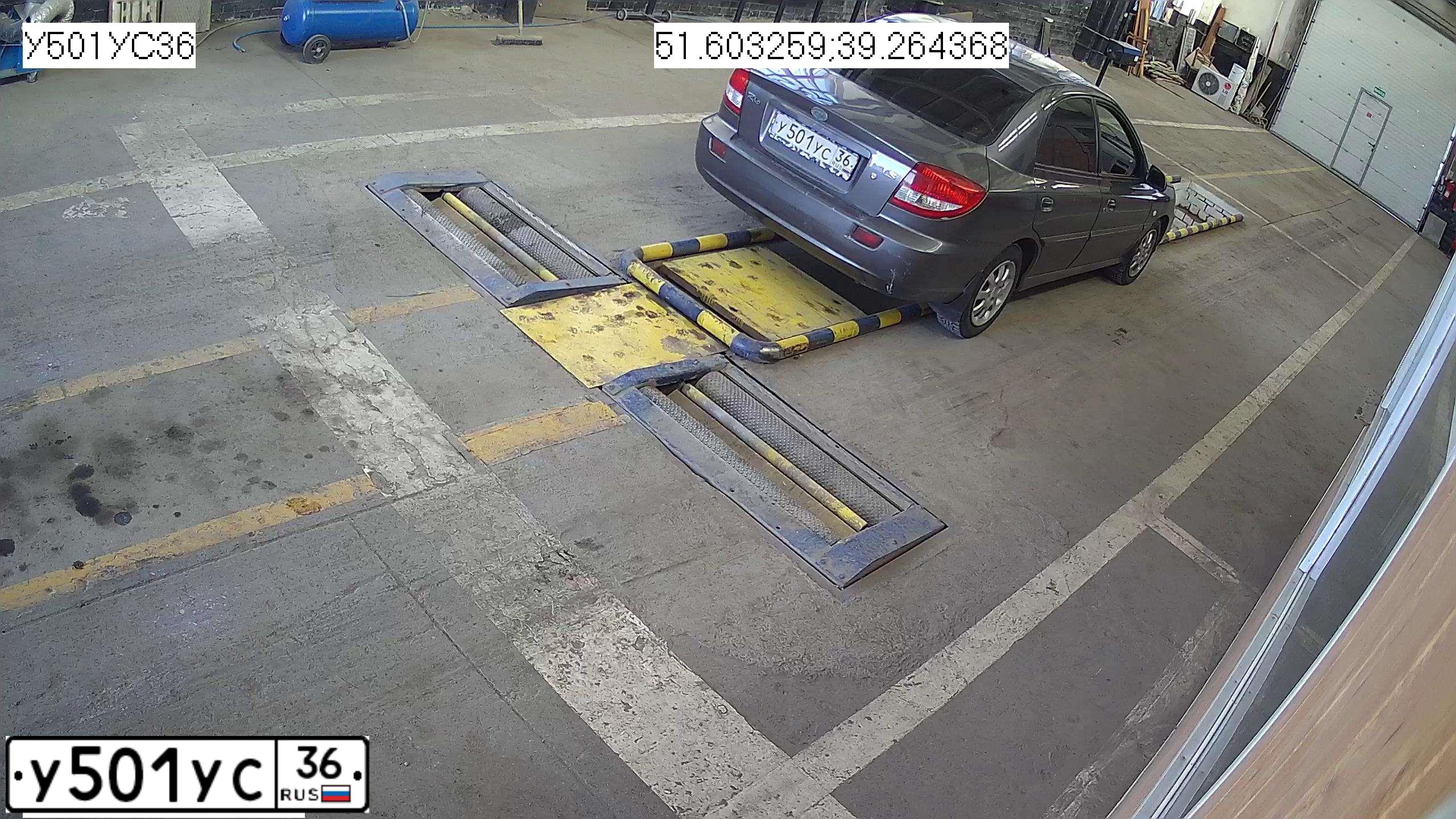 Фото автомобиля KIA RIO, 2004 — госномер У501УС36. Цвет: СЕРЫЙ